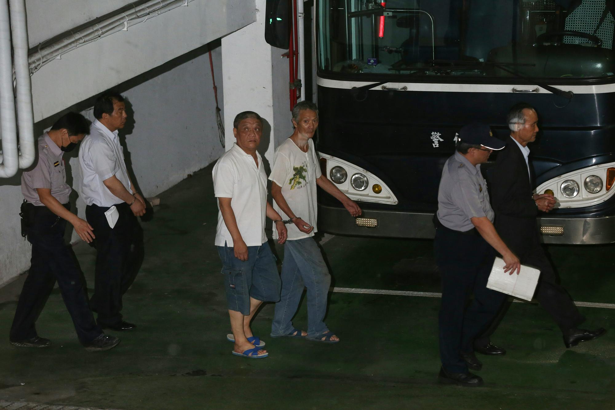 新北市議員周勝考（左二）與趙藤雄（右一）考遭收押禁見，下午3點多坐囚車解送台北看守所