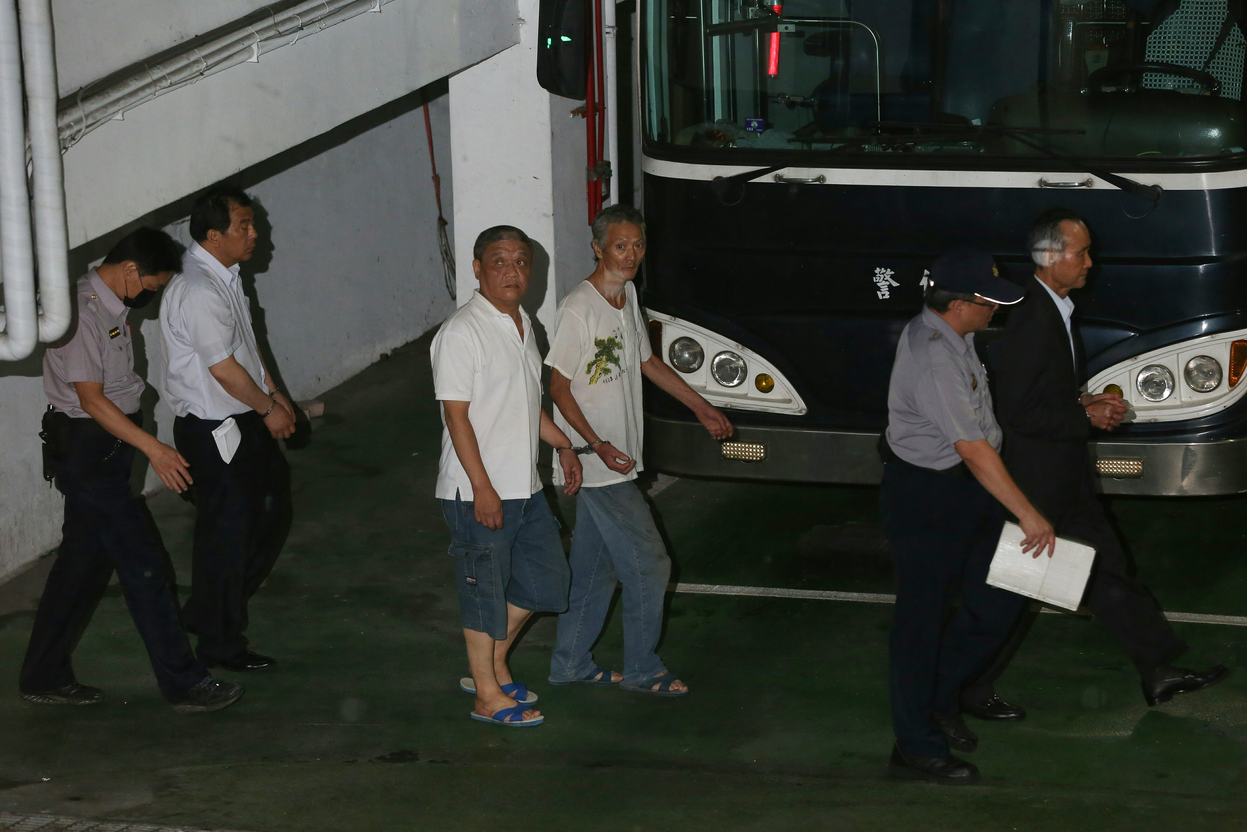 新北市議員周勝考（左二）與趙藤雄（右一）考遭收押禁見，下午3點多坐囚車解送台北看守所