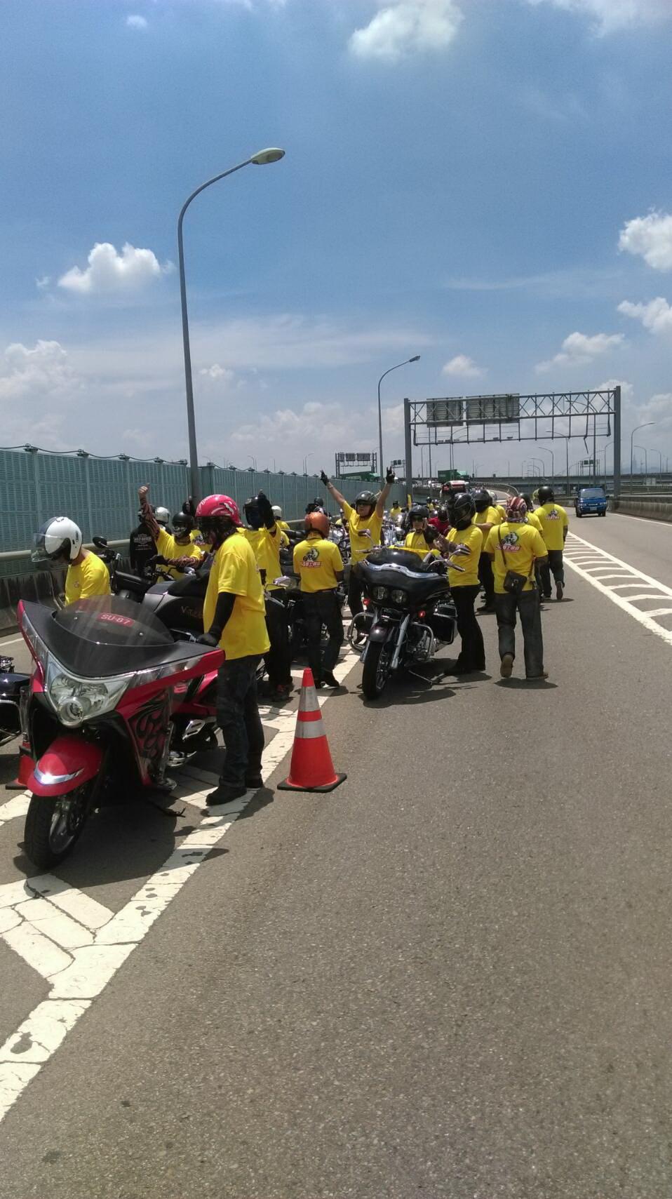騎重機上國道爭取路權,但警方秉持執法原則,在國道3號安坑南向路段、國道6號國姓路段、國道1號彰化北向路段等路段攔查。