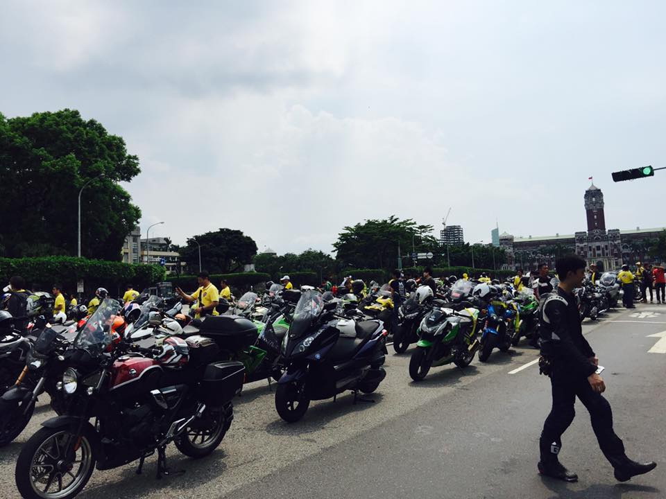 大批重機騎士為了爭取路權，上午「突襲」騎上各縣市國道路段試駕。