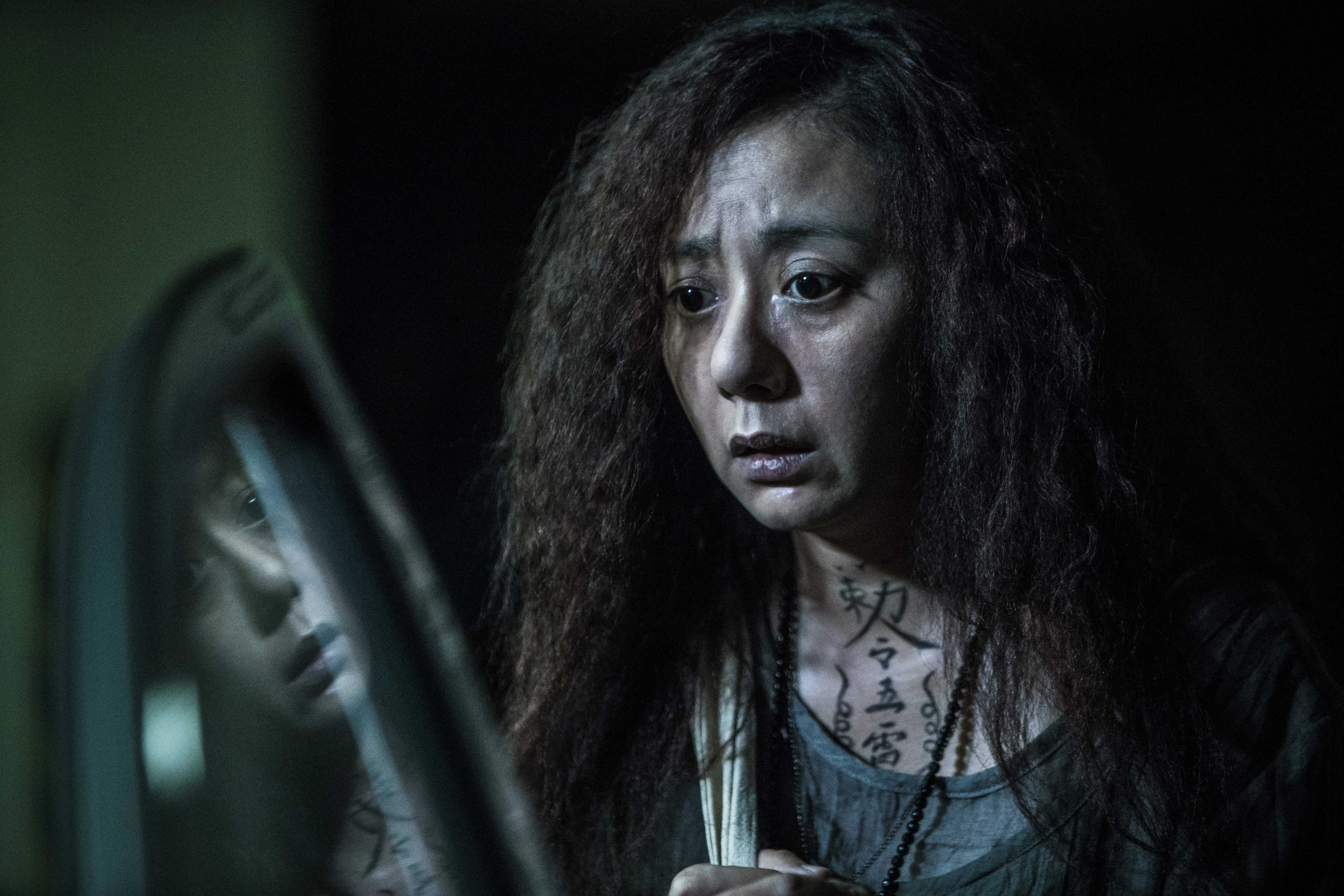 高慧君從影15年首次挑戰《紅衣小女孩2》，開拍前燙了6小時亂髮造型，還花2小時在脖子、雙手大面積彩繪道教驅魔五雷咒。