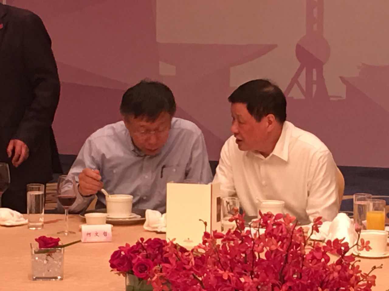 台北市長柯文哲率團前往中國上海參加雙城論壇，晚間上海市長應勇作東，宴請柯市長一行，雙城市長兩人席間頻頻交換意見。