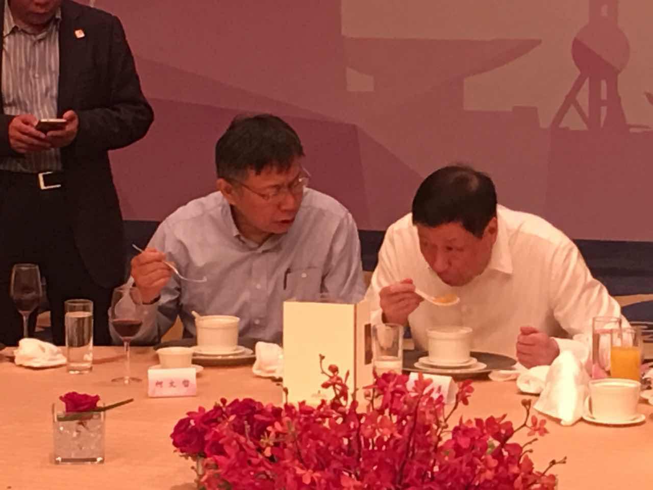 台北市長柯文哲率團前往中國上海參加雙城論壇,晚間上海市長應勇作東,宴請柯市長一行,雙城市長兩人席間頻頻交換意見。