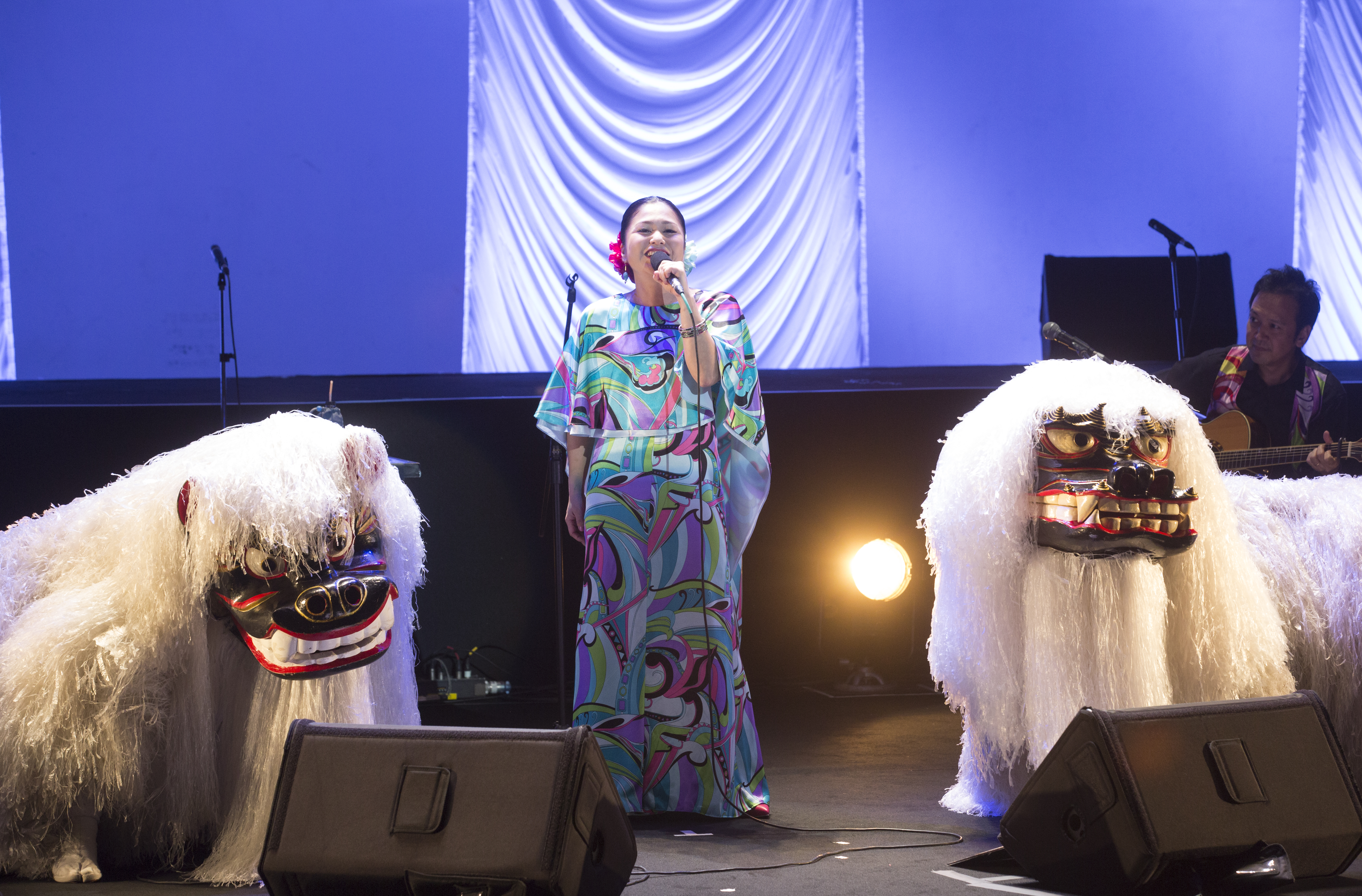 夏川里美演唱會以〈奇異恩典〉揭開序幕,與2隻沖繩獅子同台。