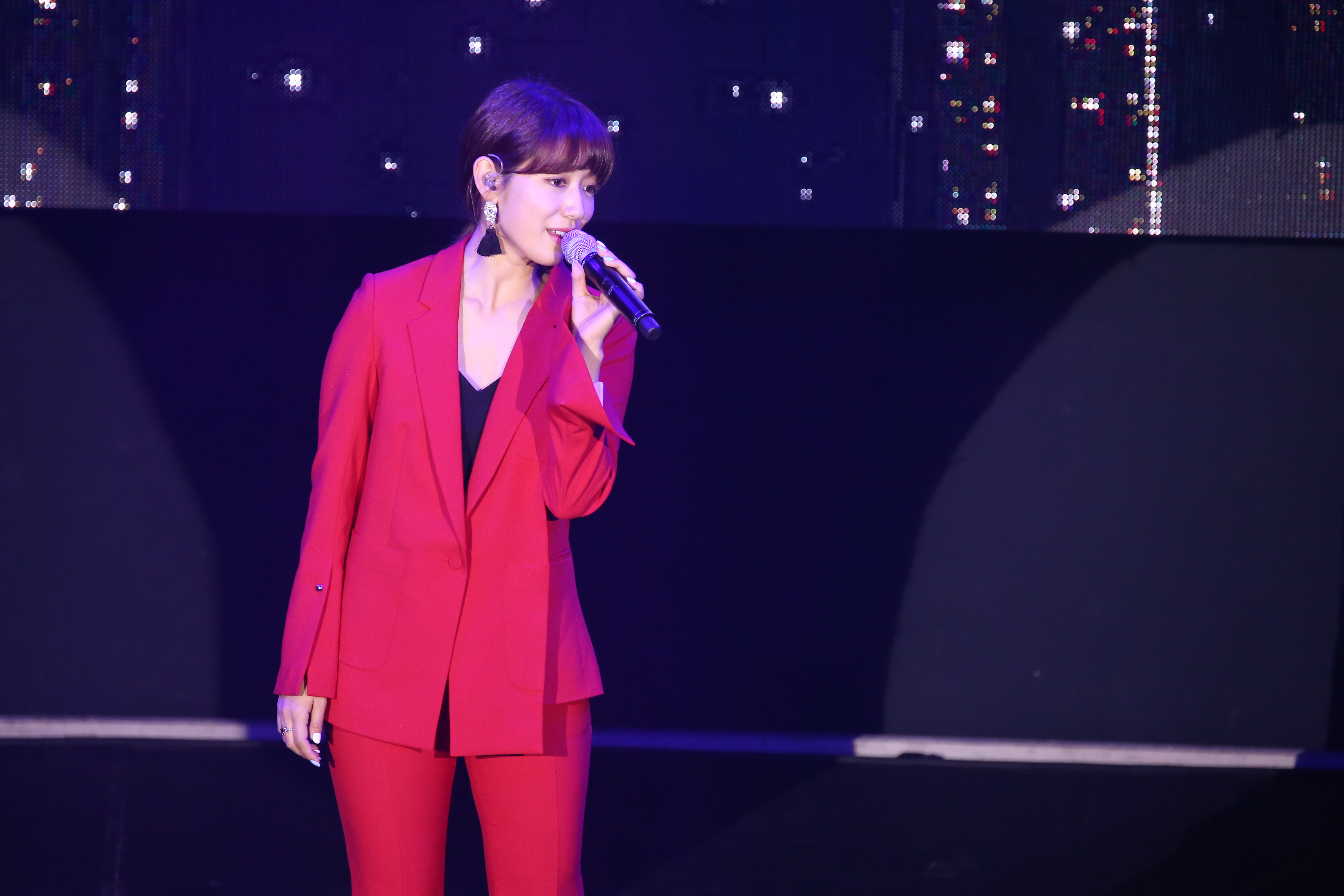 朴信惠見面會出場演唱《皮諾丘》OST，大紅西裝非常搶眼。