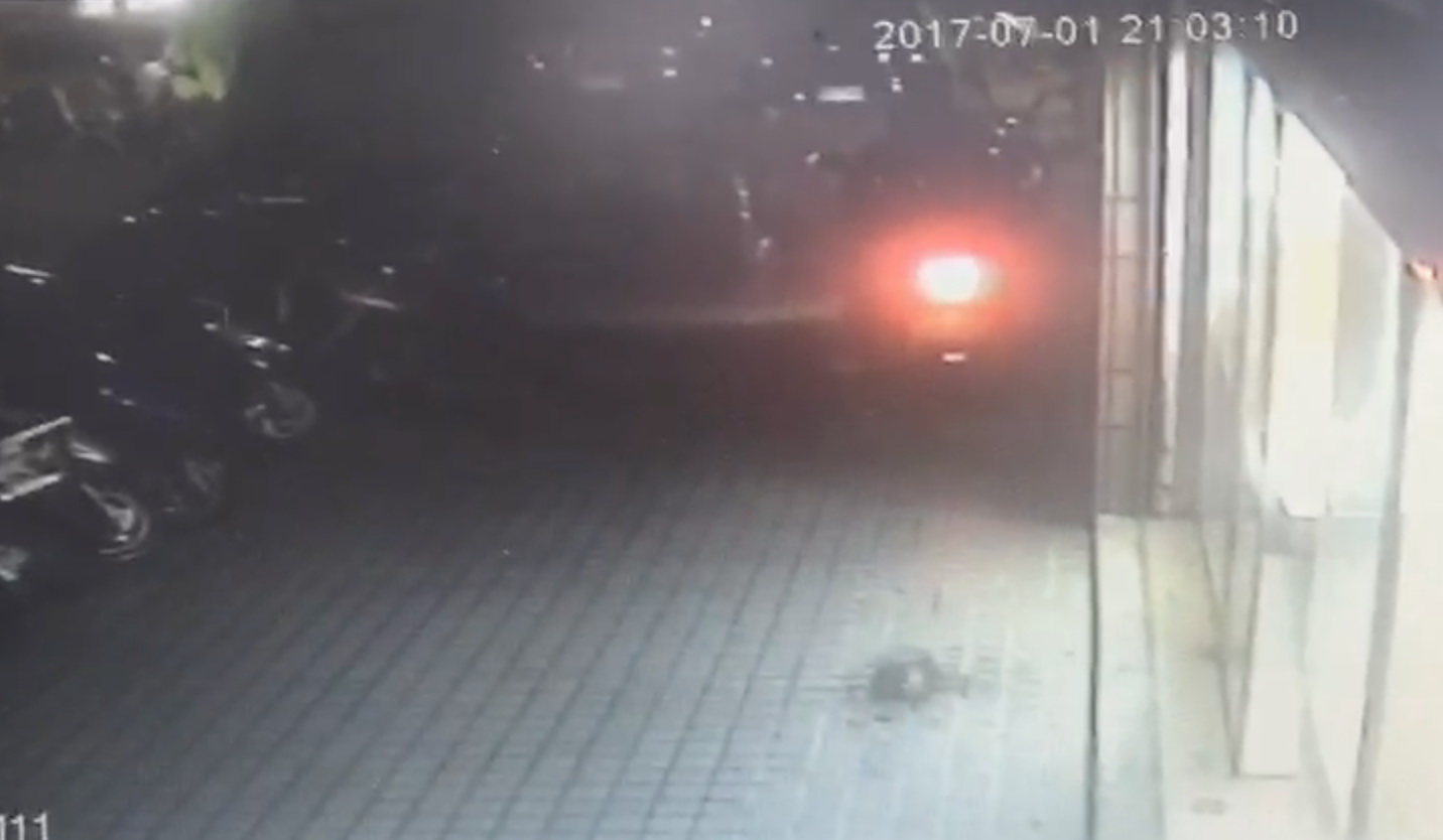 朱姓士官長朝妻潑強鹼後，立即騎乘機車逃逸。