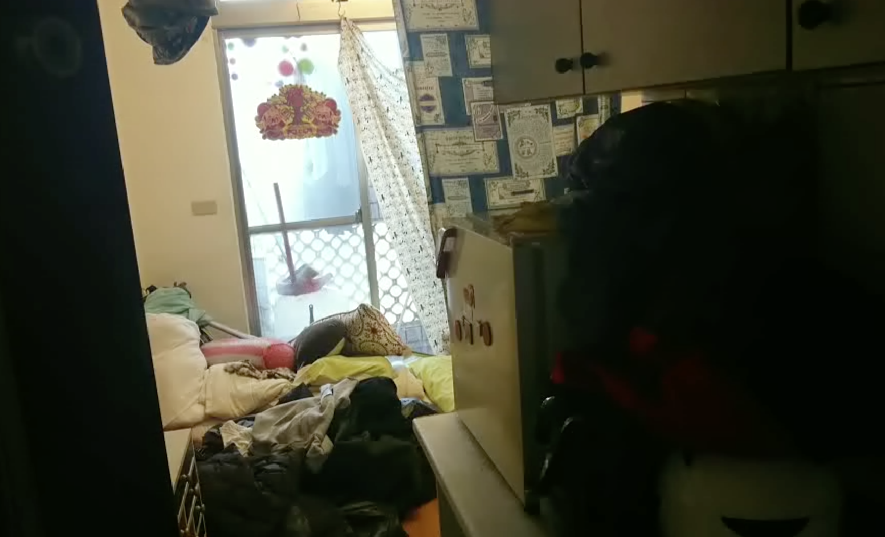 夫妻倆因為發生衝突，房內一片凌亂。