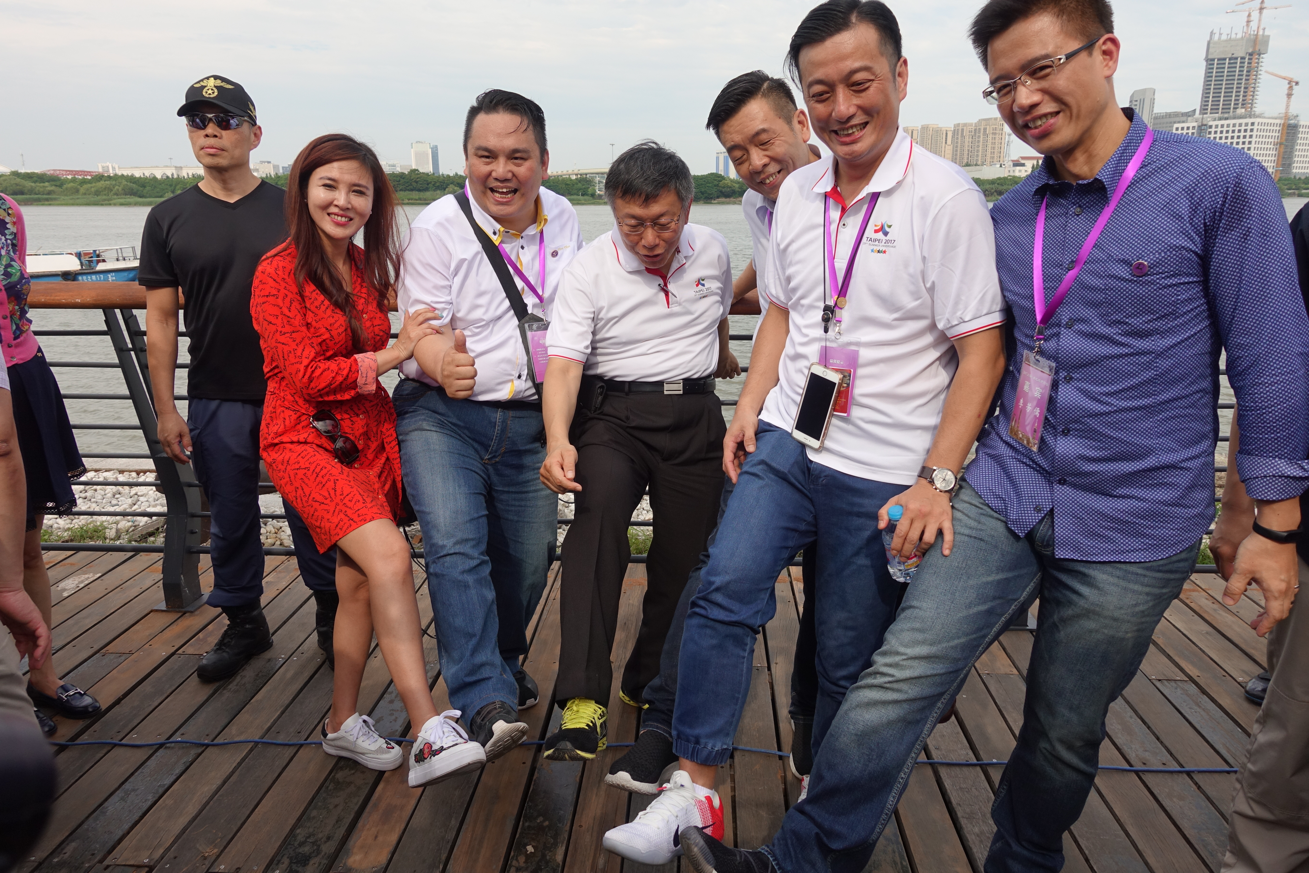 柯P只帶一雙球鞋登陸參加雙城論壇，隨行的藍營議員，包括市議員王欣儀、陳重文、葉林傳、李方儒、李傅中武等人，今天下午參訪也跟著穿球鞋赴會。