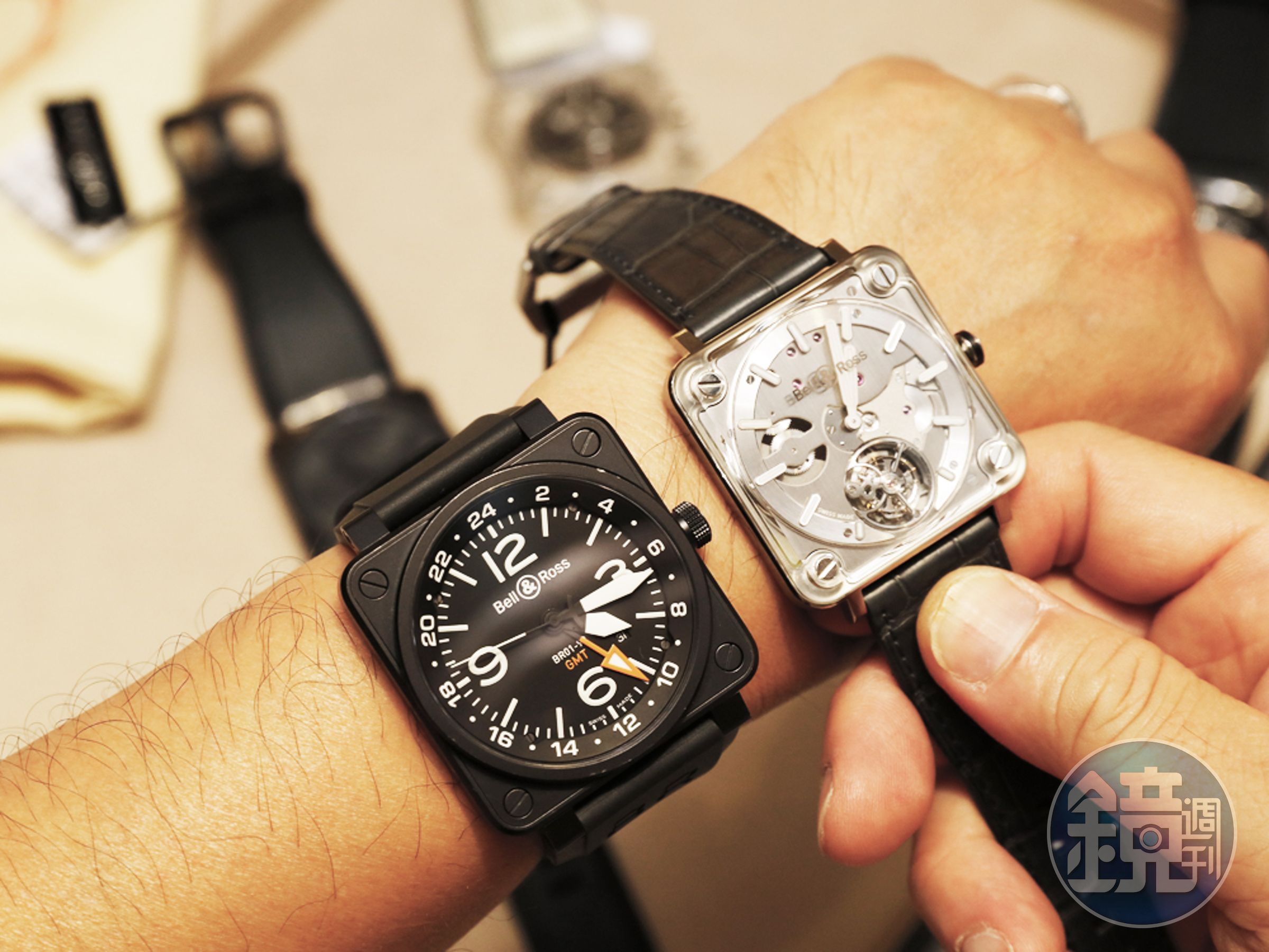 來試戴一下今年新款「BR-X2 Tourbillon Micro-Rotor」自動上鍊陀飛輪腕錶，它採用了特殊的「三明治」錶殼構造，全新研發的Calibre BR-CAL.380微型自動盤超薄陀飛輪機芯（厚度僅4.05mm）與中段錶殼合為一體，上下兩片梯形藍寶石則透過四根大尺寸的螺絲緊密的固定在錶殼上，既是錶殼也是錶鏡，讓配戴者可以非常直接的看到機芯的結構與運轉，也相當程度的減少了部分錶殼厚度（8.9mm），限量99只，定價NT$2,200,000（深呼吸兩口氣）。