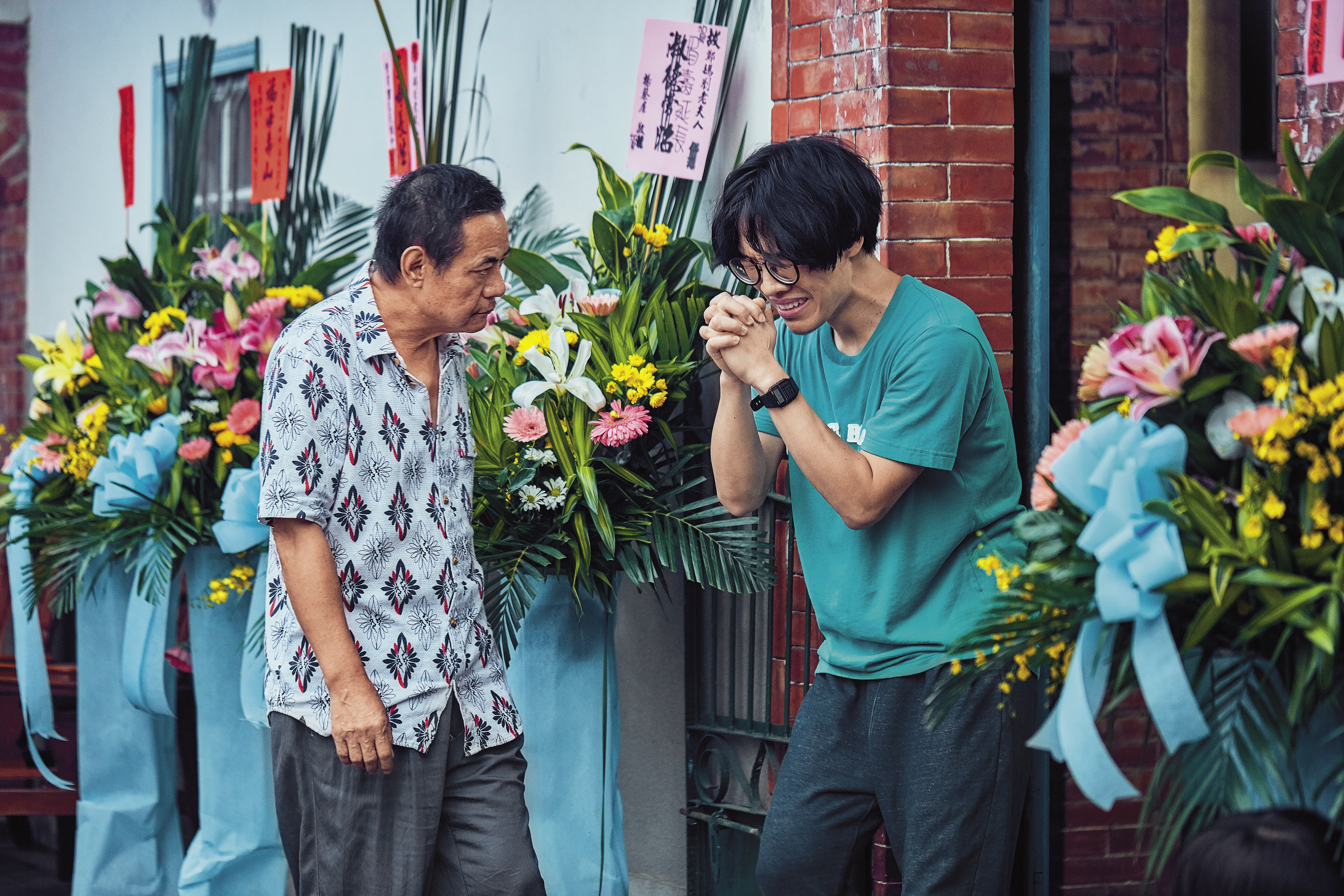 盧廣仲（右）在《花甲男孩轉大人》表現自然，尤其與演技派的蔡振南多場父子對手戲，令人拍案叫絕。（好風光提供）