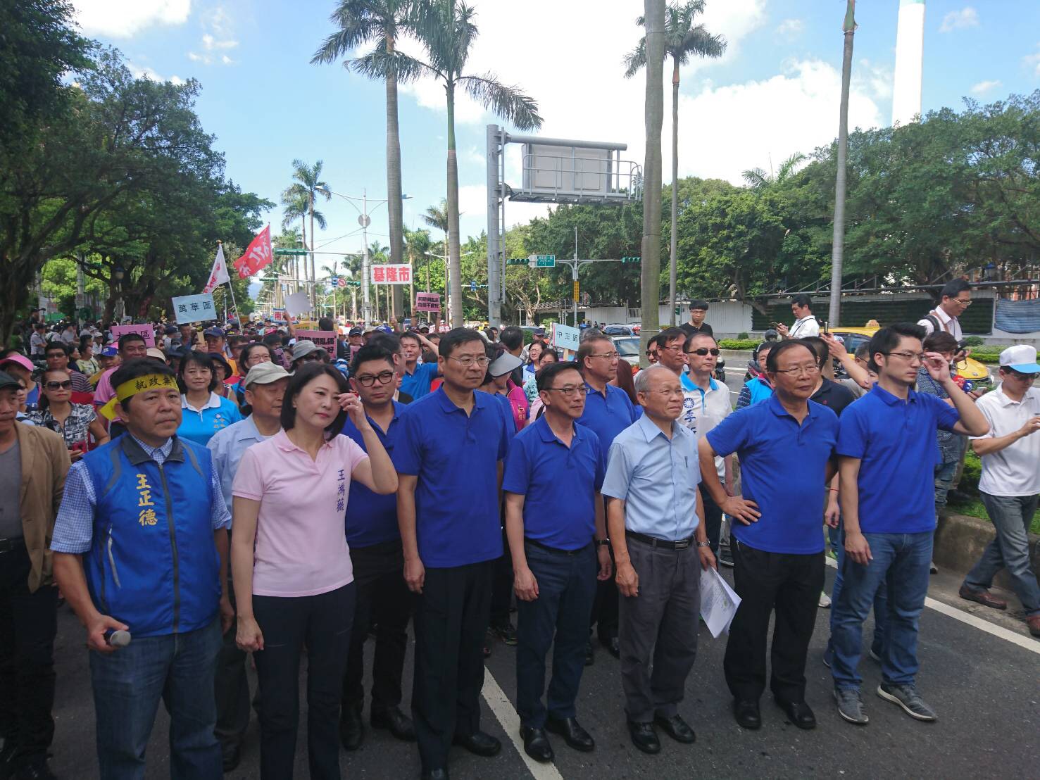 代理主席林政則、黨籍立委與民眾一起繞行立院，要求前瞻條例退回重擬