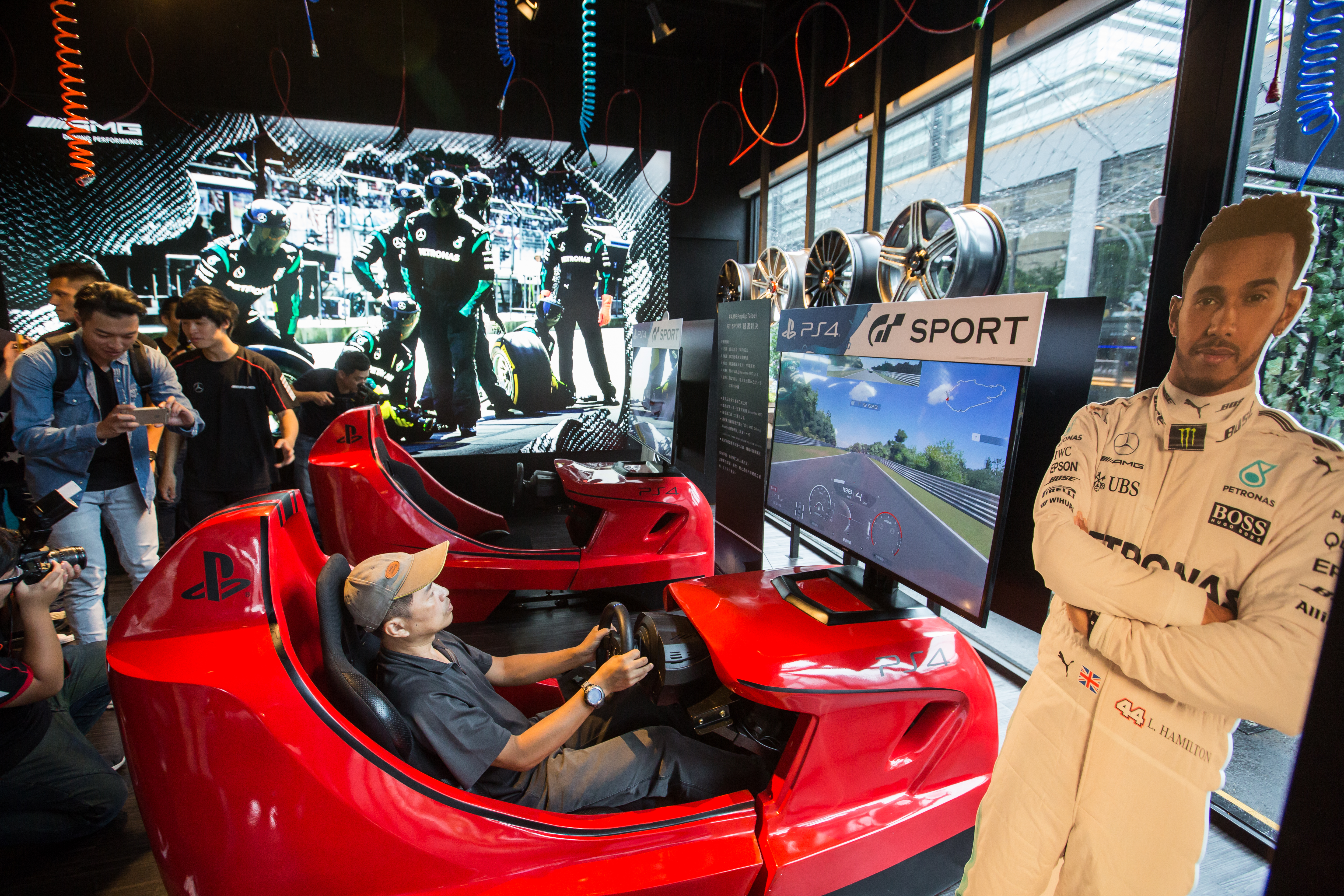 「#AMGPopUpTaipei」性能概念館介紹AMG過往的風光歷史，還有兩台PS4主機與賽車椅，消費者可以搶先體驗今年秋天才登場的賽車遊戲「跑車浪漫旅」系列最新力作Gran Turismo Sport。