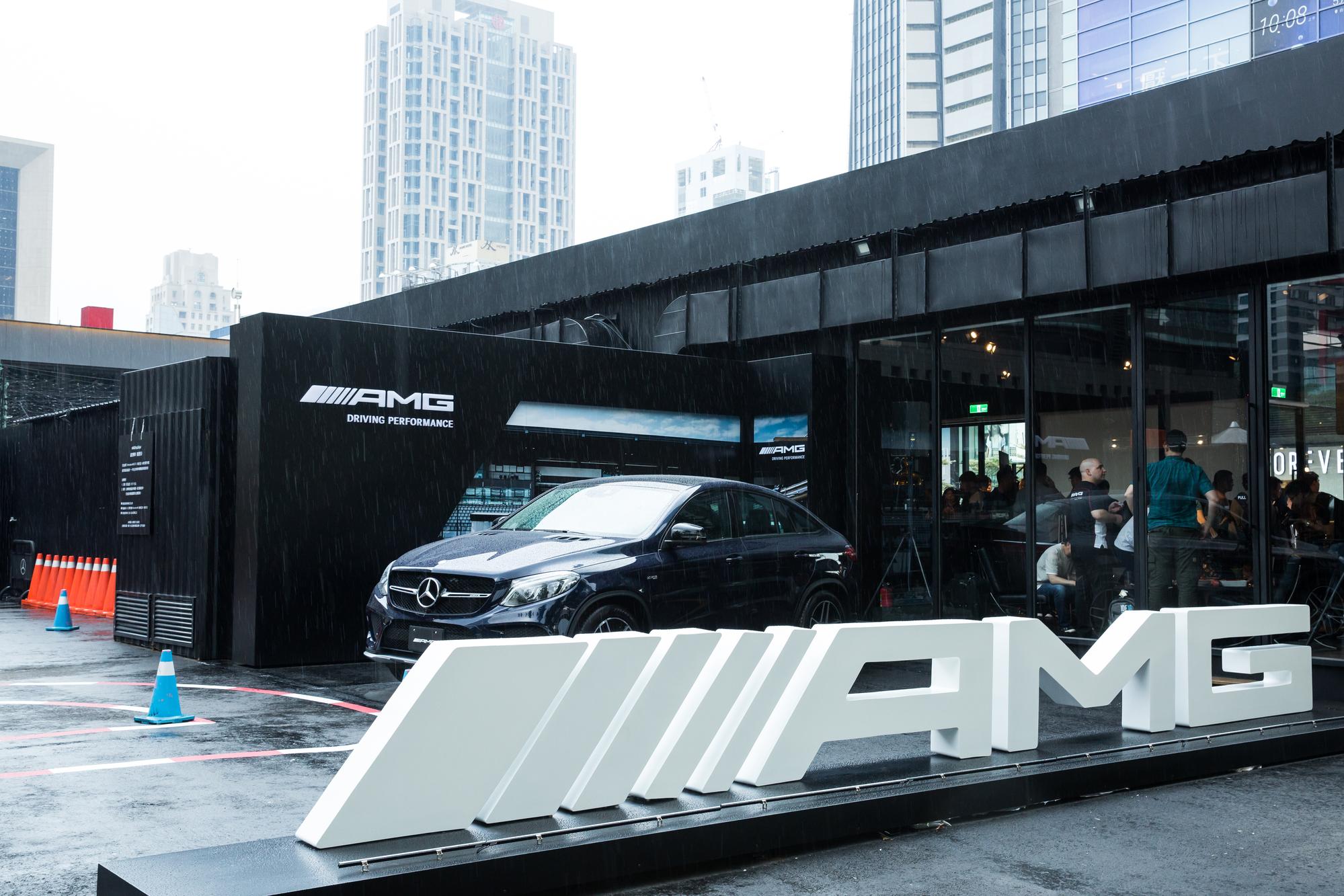 台灣賓士在信義區推出「#AMGPopUpTaipei」性能概念館,讓消費者親身體驗AMG的魅力。