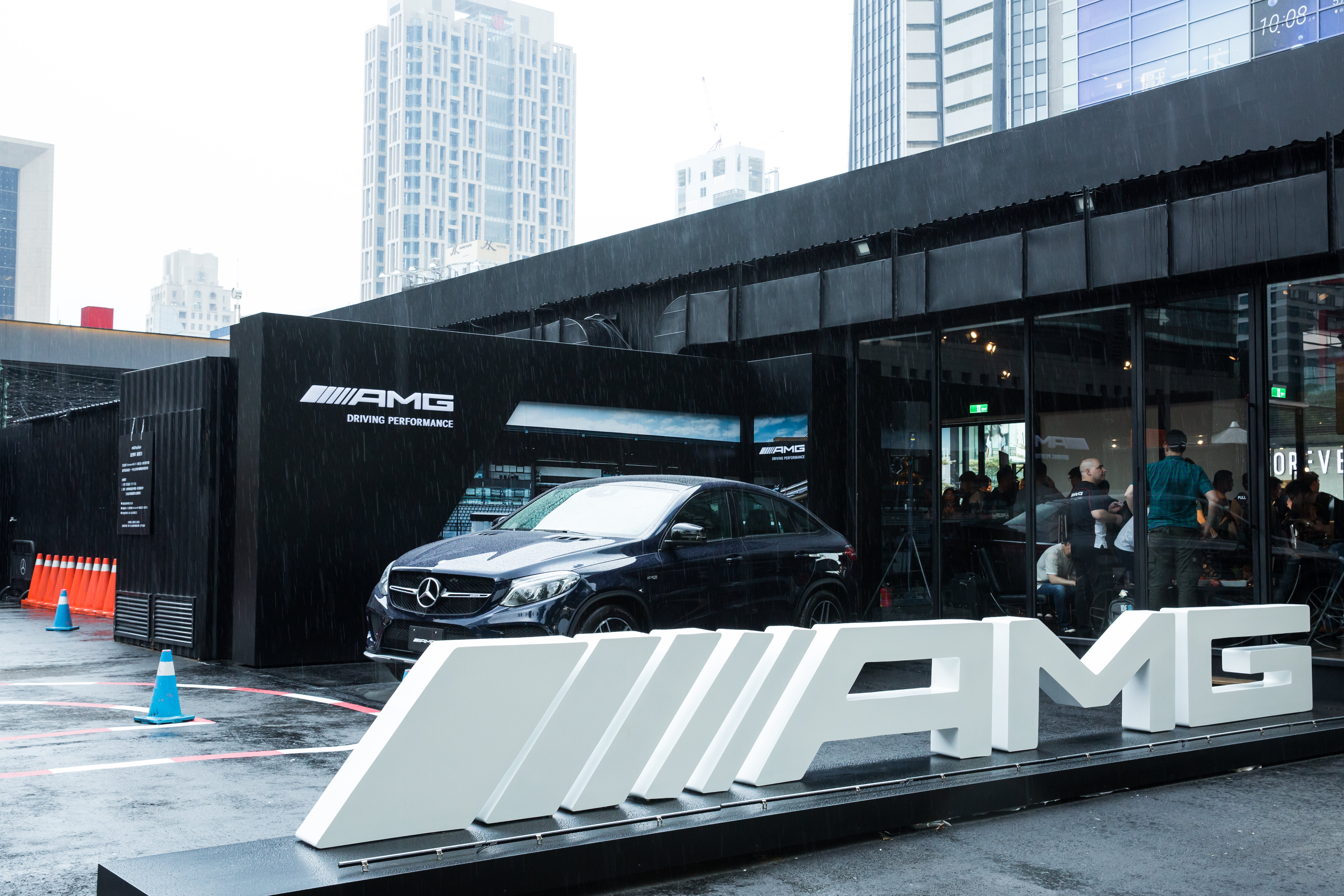 台灣賓士在信義區推出「#AMGPopUpTaipei」性能概念館，讓消費者親身體驗AMG的魅力。