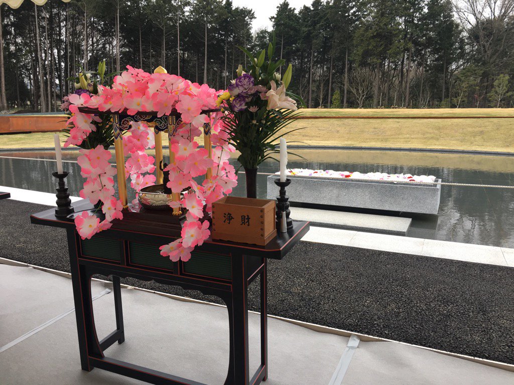 「風之丘」舉辦首次聯合奠祭，住持誦經巡墓。