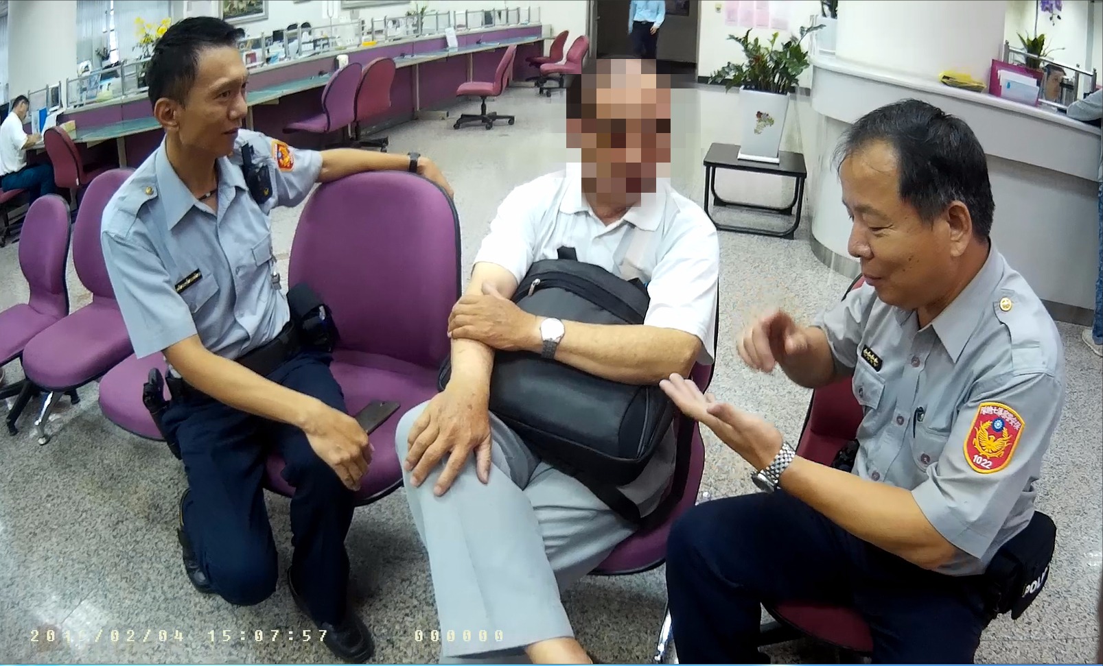 員警將老先生帶到一旁開始苦勸，一路勸到銀行關門，老先生才相信這是詐騙集團打來的電話。