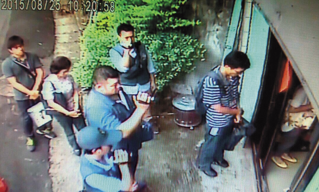 2年前，大批人馬突襲吳女的酒廠，要求進入搜索。