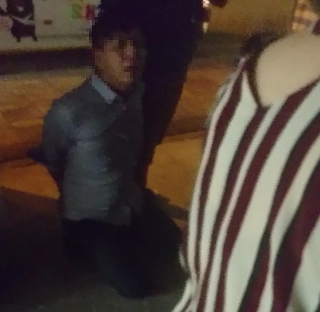 黃姓嫌犯深怕女友觸犯妨害公務罪，喝斥女友之後下跪，懇請警方放過女友。