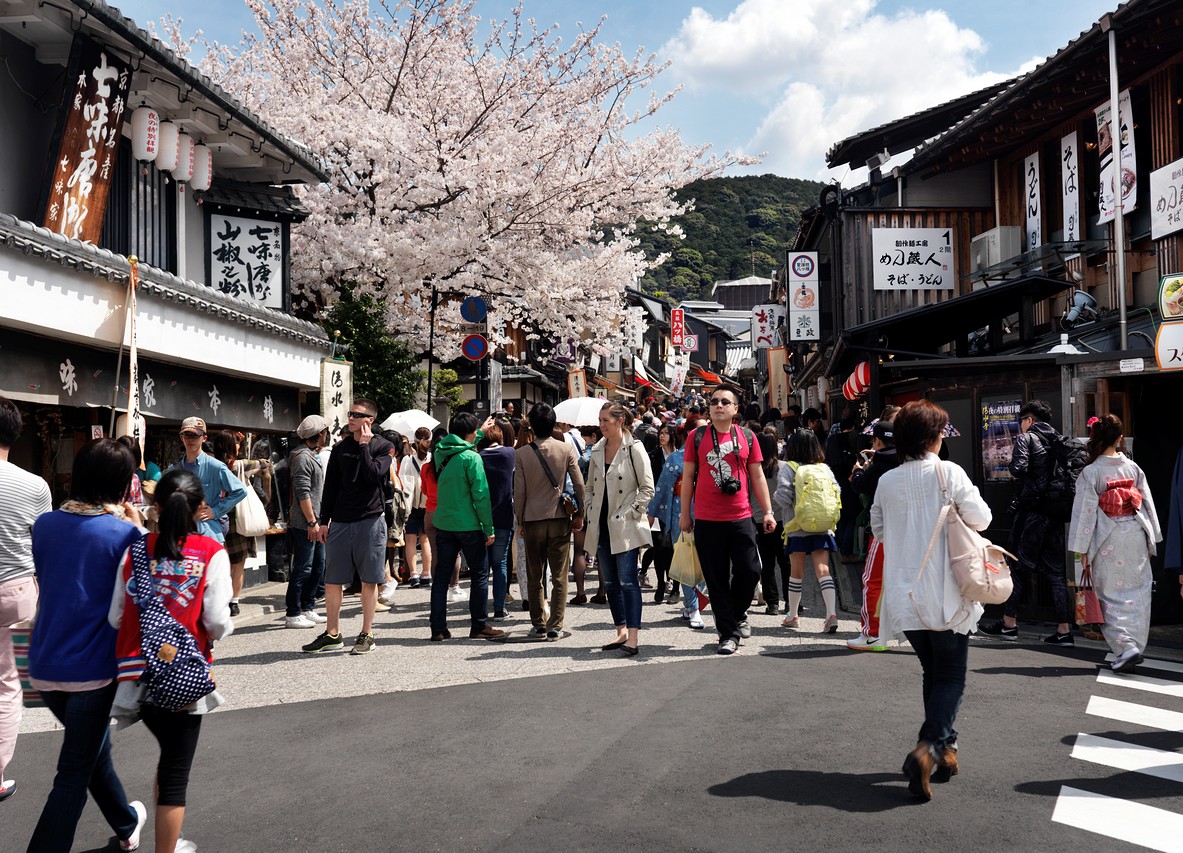 通往清水寺的松原通擠滿了遊客。