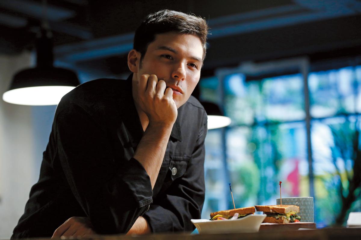 藝人鳳小岳遭前經紀人指控違約，判賠499萬餘元。