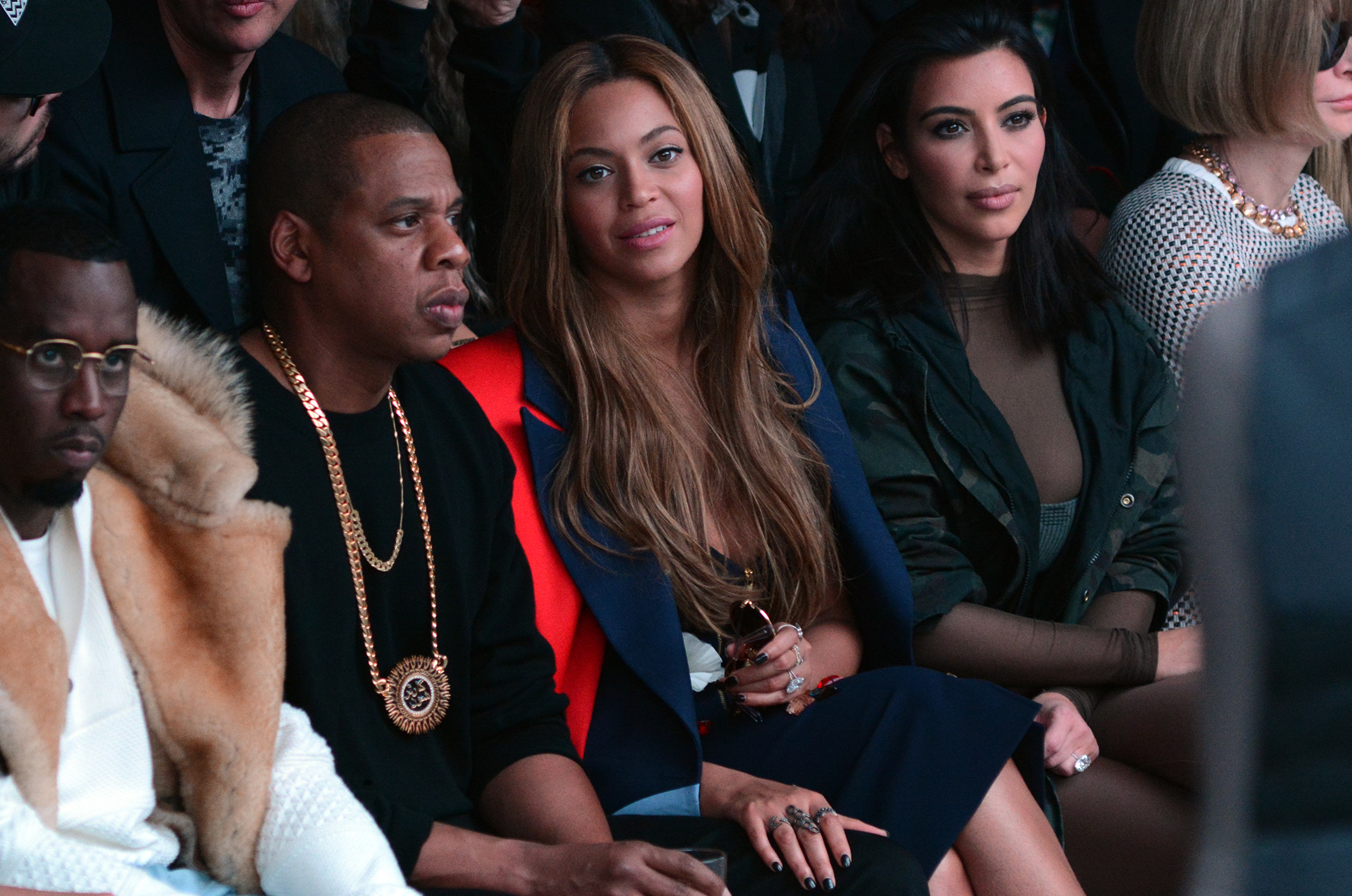 有傳自從肯伊與金卡戴珊（右2）婚後，他與傑斯（左2）與碧昂絲（中）的關係就開始疏遠，因為傑斯夫婦對金卡戴珊非常感冒。