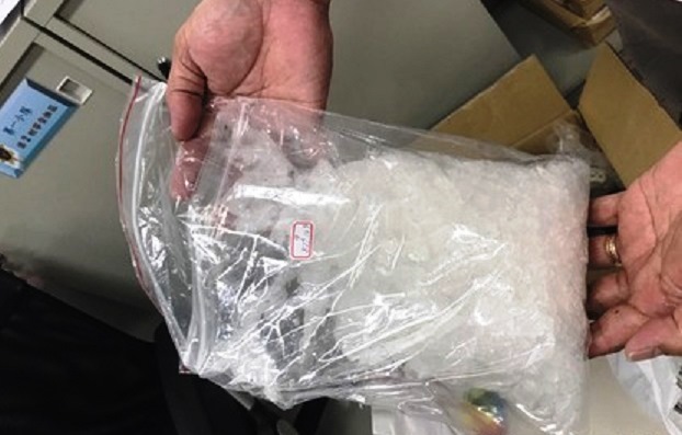 毒販將1公斤多的安毒藏在保險箱裡,警方不費吹灰之力查扣。
