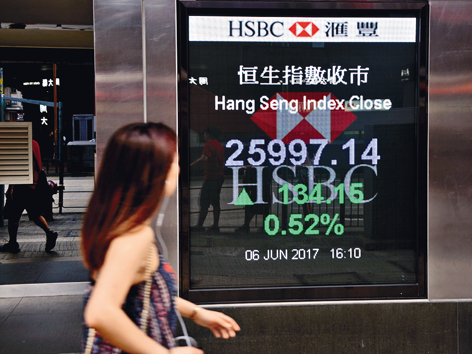 過去香港金融市場以高效、透明、開放、穩定聞名於世，如今卻不斷退步，國際資金挪移中，投資人只能順勢而為。（東方IC）