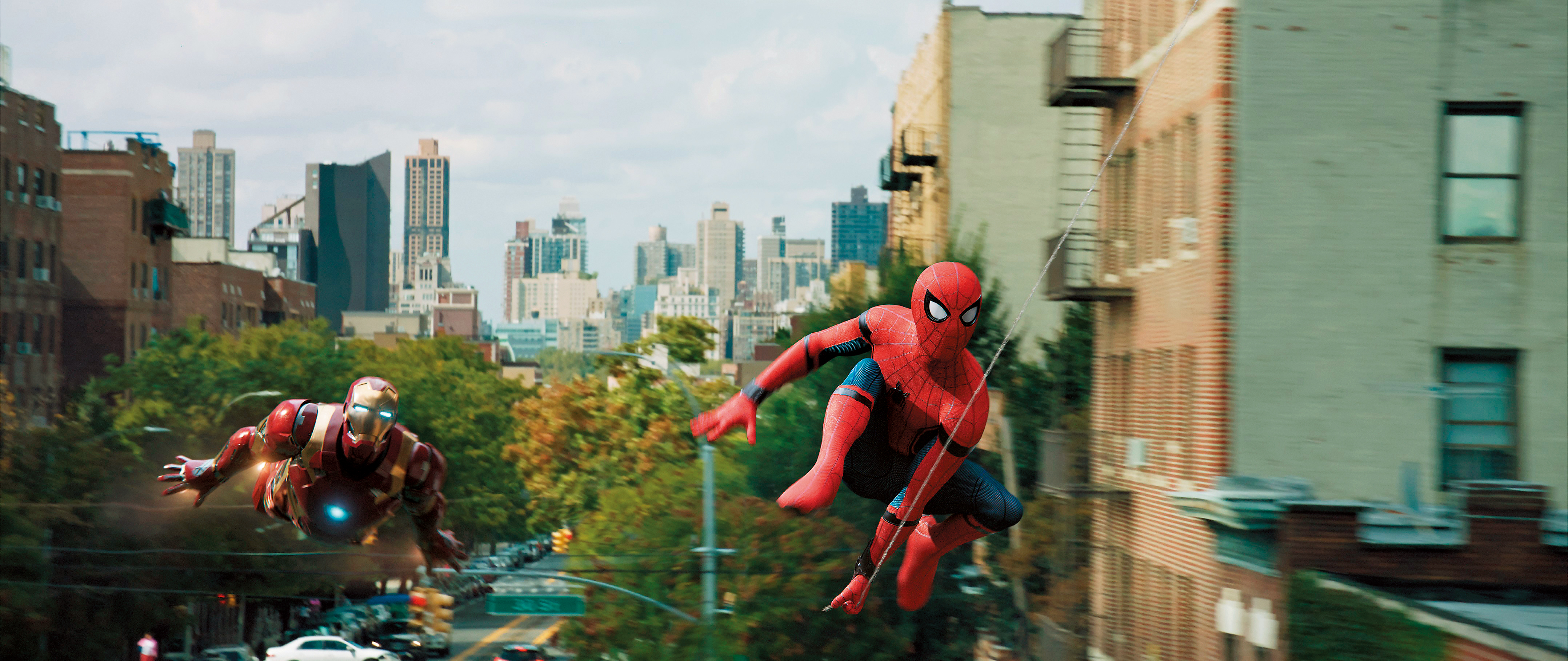 鋼鐵人對蜘蛛人照顧有加，不僅為他製戰衣，出任務也為他護航。