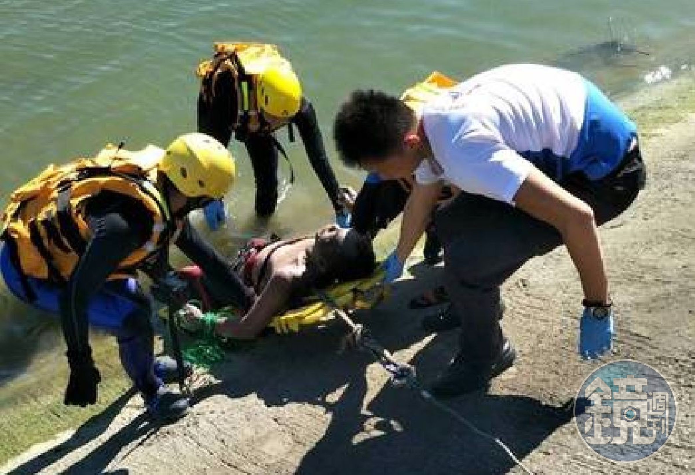 消防人員剪破漁網，才將梁男遺體拖上岸