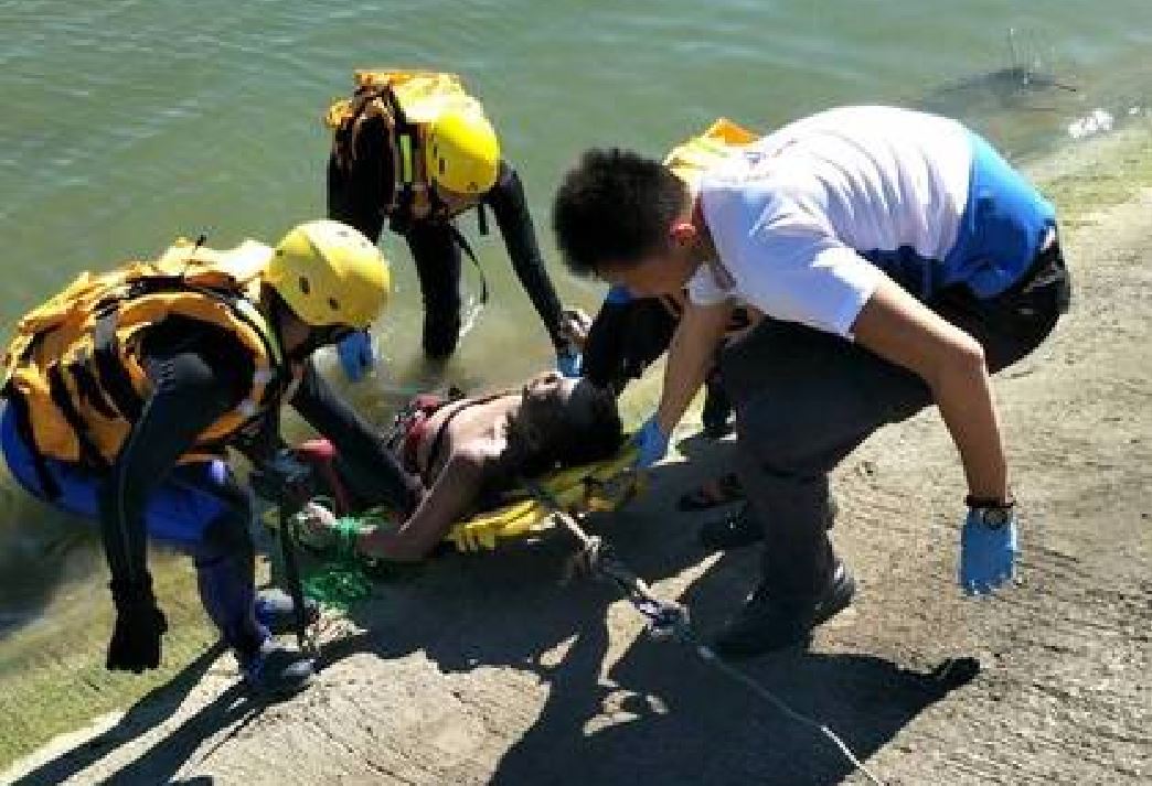 消防人員剪破漁網，才將梁男遺體拖上岸