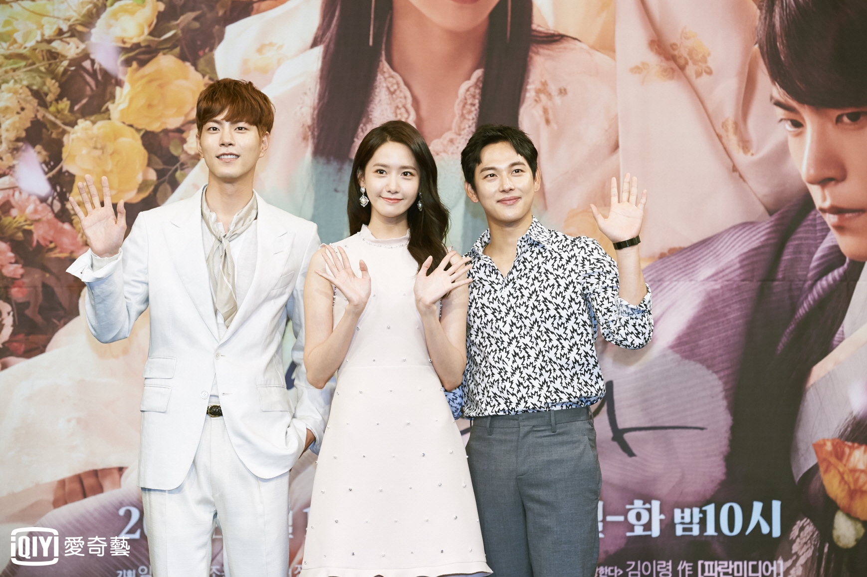 任時完（右）和洪宗玄（左）同時愛上了潤娥，三人之間感情的糾結是本劇的最大看點。