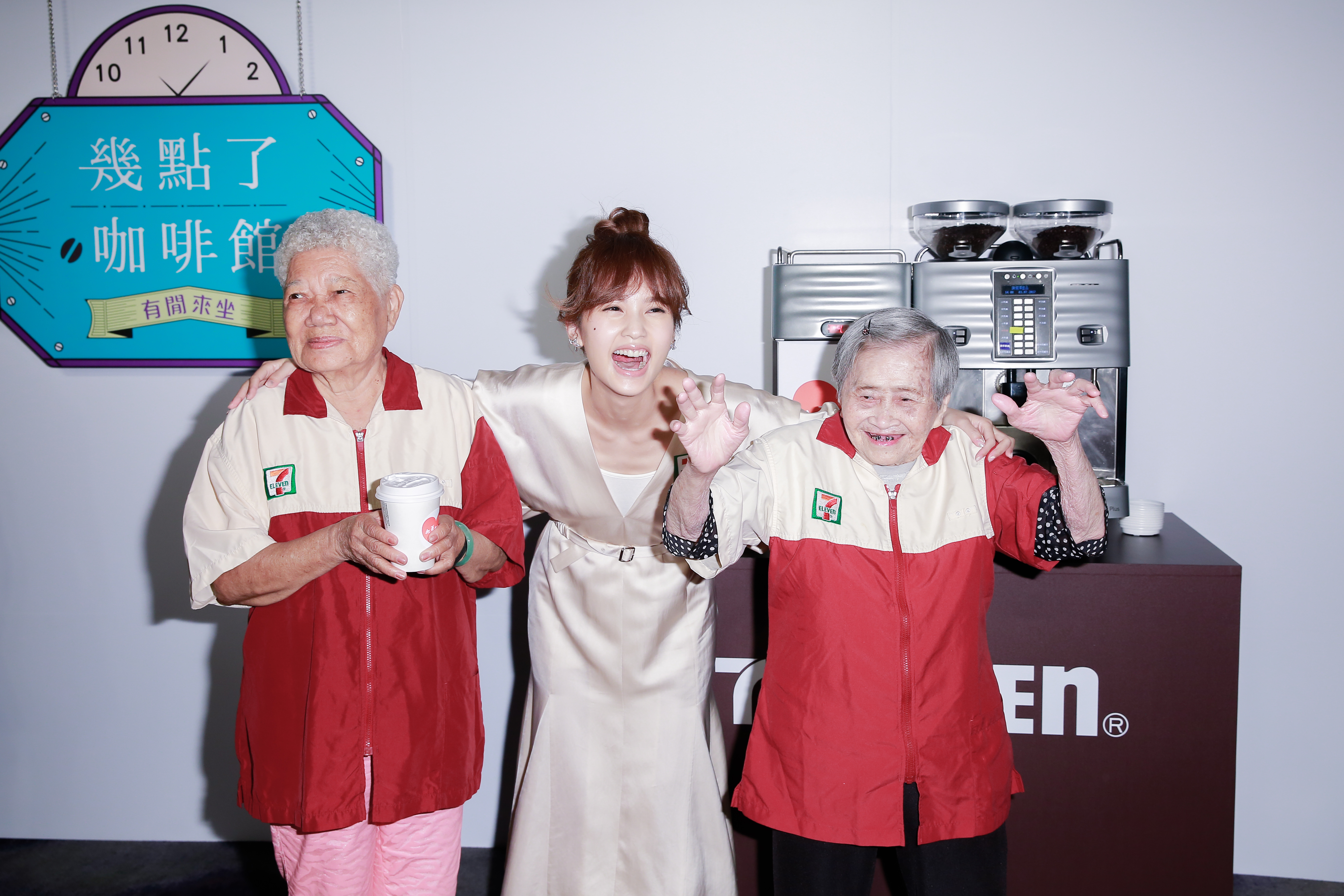 楊丞琳今日出席「一塊陪伴老老照顧」的公益活動，開心地與2位阿嬤合照。