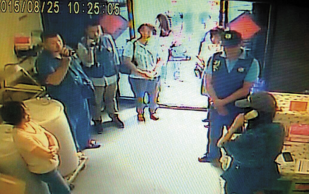 5個單位、20多位人員浩浩蕩蕩搜索吳女的酒廠,嚇得她驚惶失措。