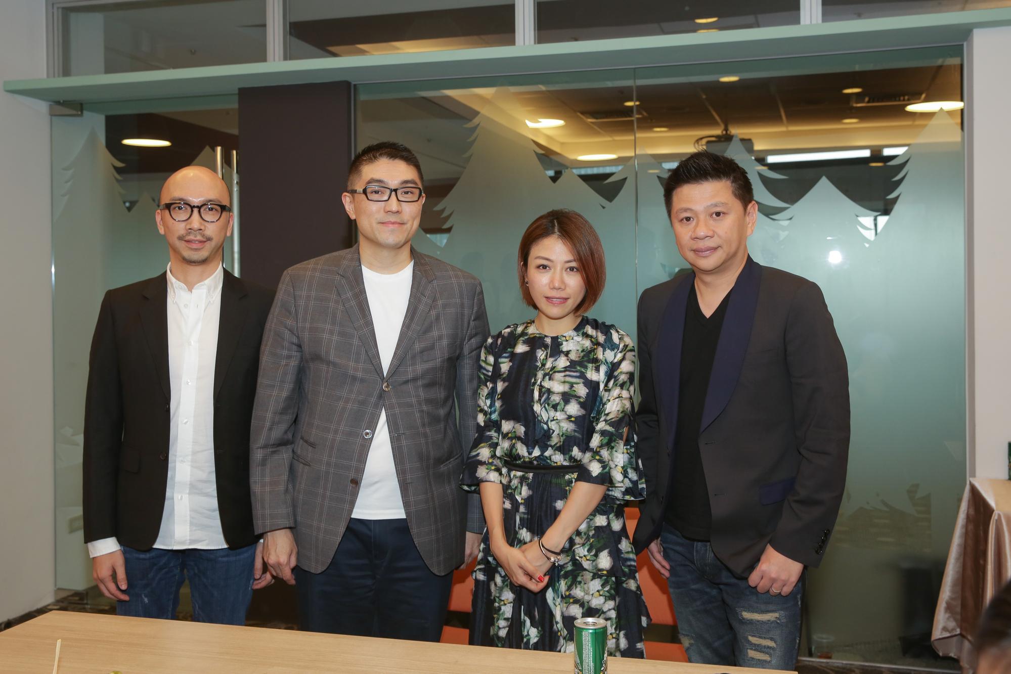 華聯國際董事長謝國樑(左二)邀請HMV數碼中國集團主席蕭定一(右一)、電影《29+1》導演彭秀慧(右二)與AID匯友資本管理合夥人何智恒(左)與台灣媒體見面。