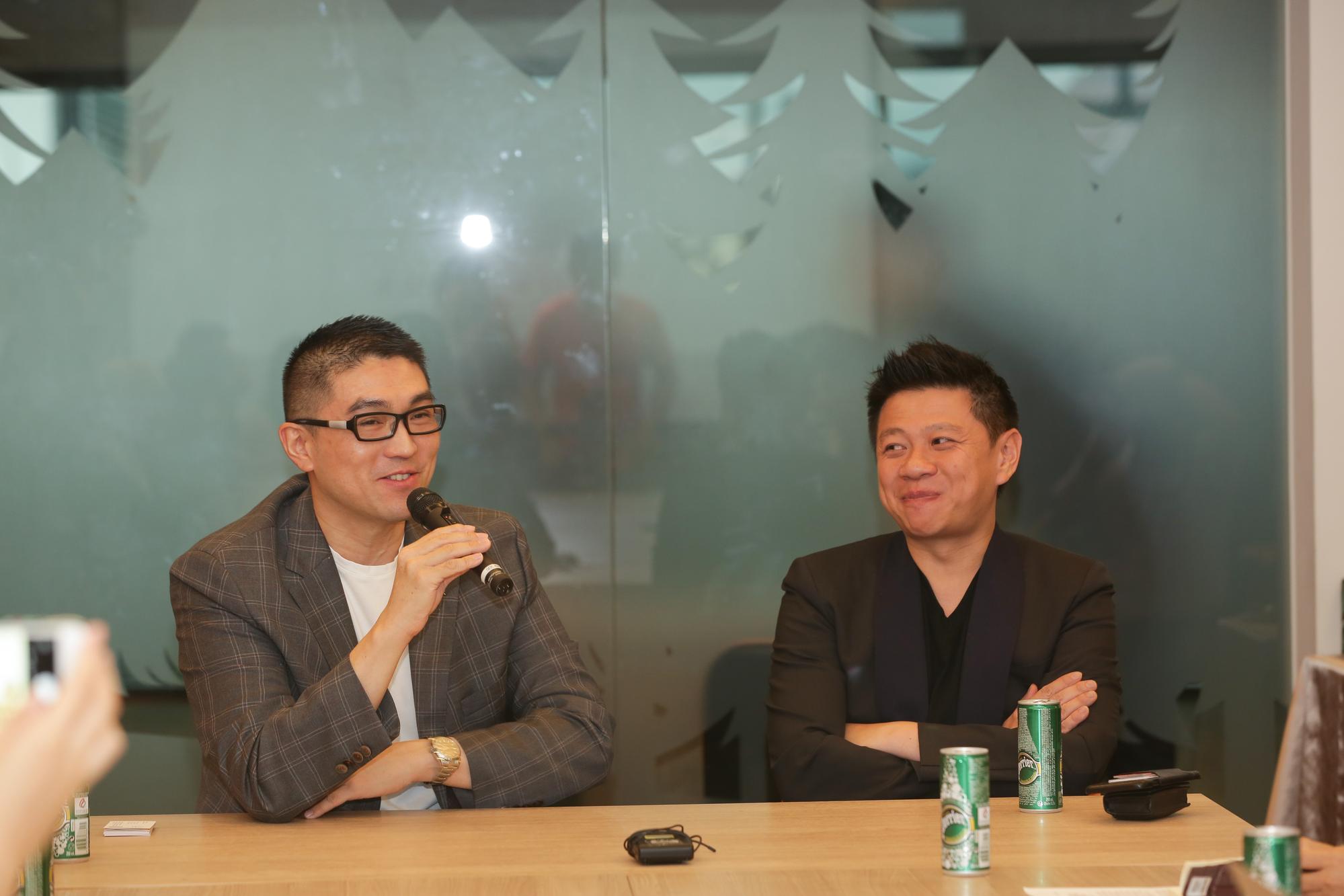 華聯國際董事長謝國樑(左)與HMV數碼中國集團主席蕭定一暢談公司合併後的前景。