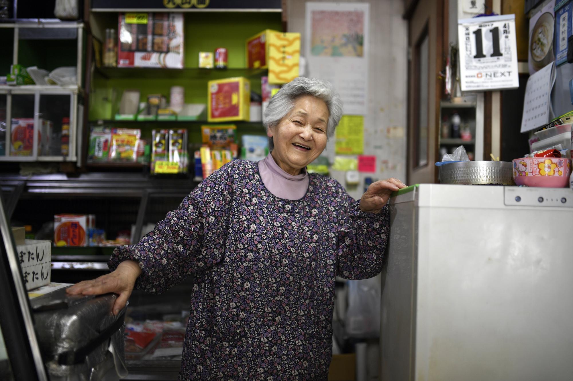 78歲的內田奶奶和86歲的丈夫在東京開了個小小的雜貨店，60年來每週工作五天，兩人都打算工作到不能動為止。（東方IC）