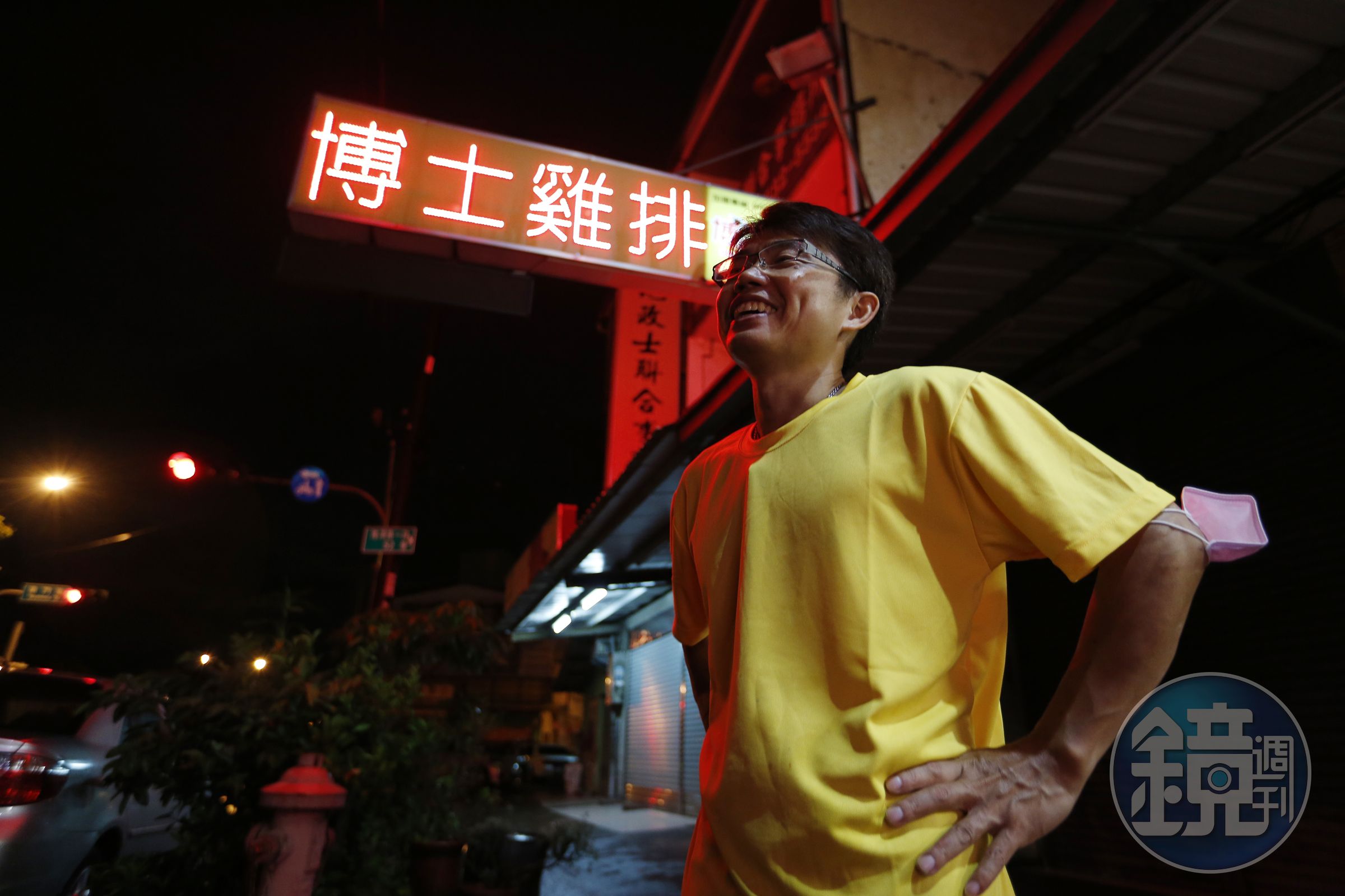深夜12點，宋耿郎忙完收攤，終於有空伸展筋骨。