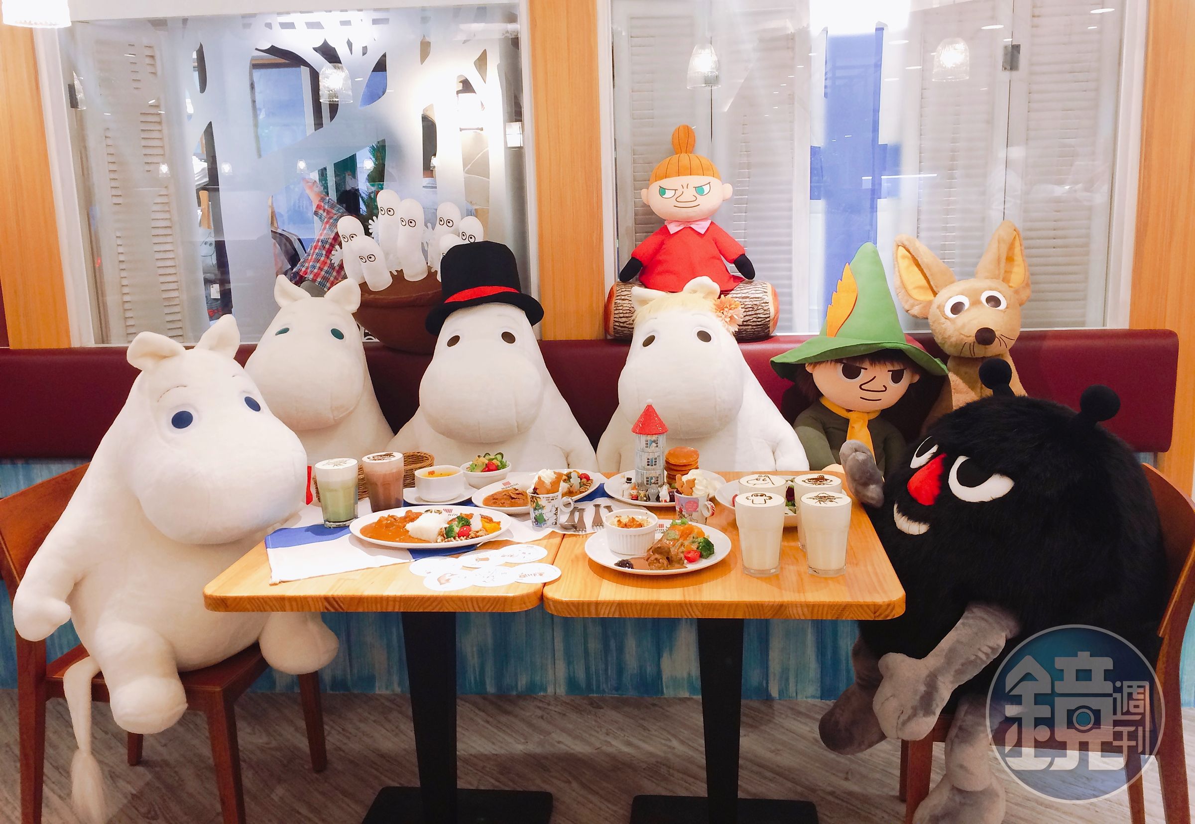 「Moomin Café嚕嚕米主題餐廳」安排嚕嚕米家族和好友等10隻大型玩偶，由專人輪流帶位，客人有機會與可愛的角色同桌用餐。