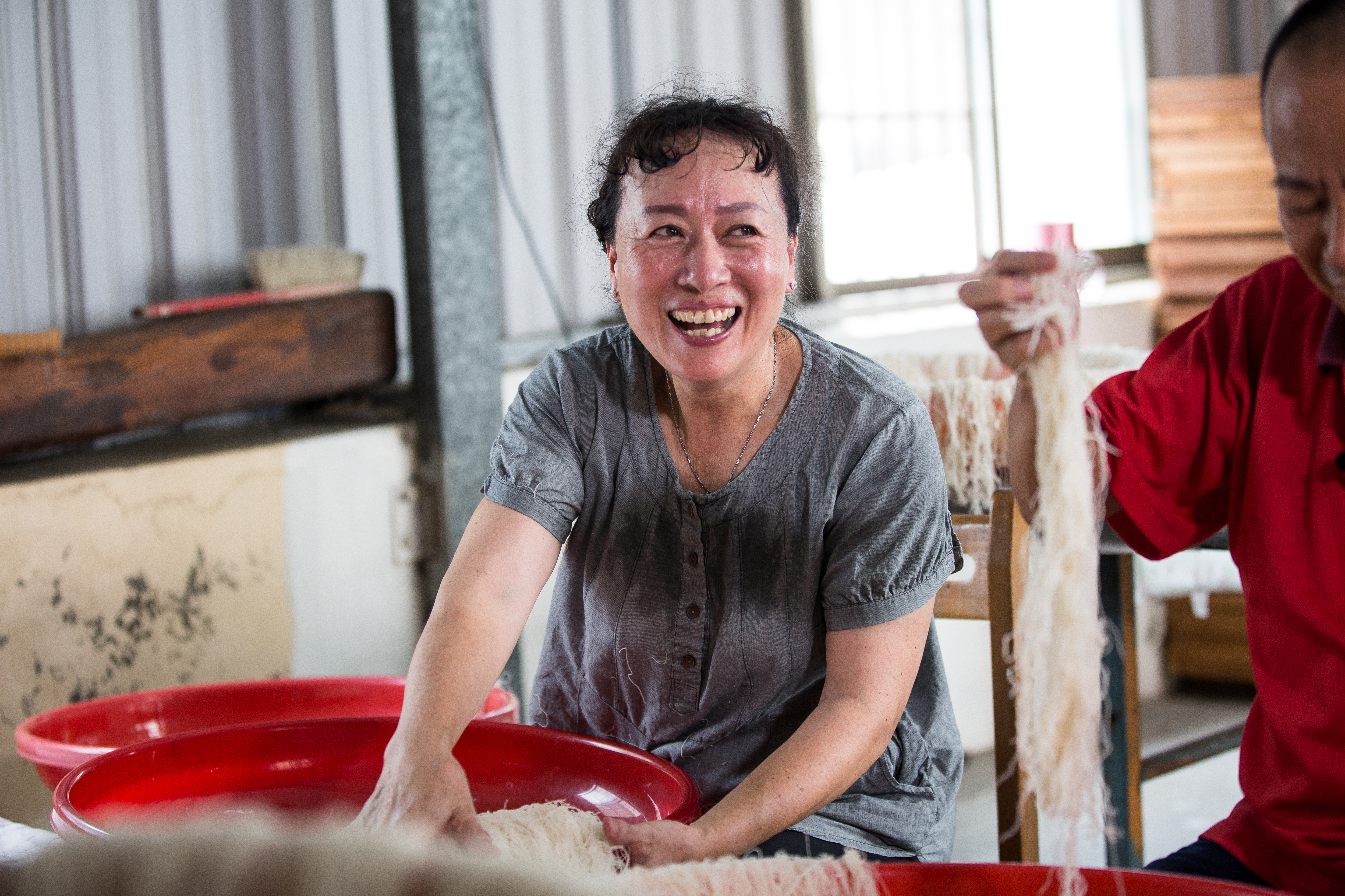 林美津發揮女人的韌性，一肩撐起東德成百年米粉老店事業。