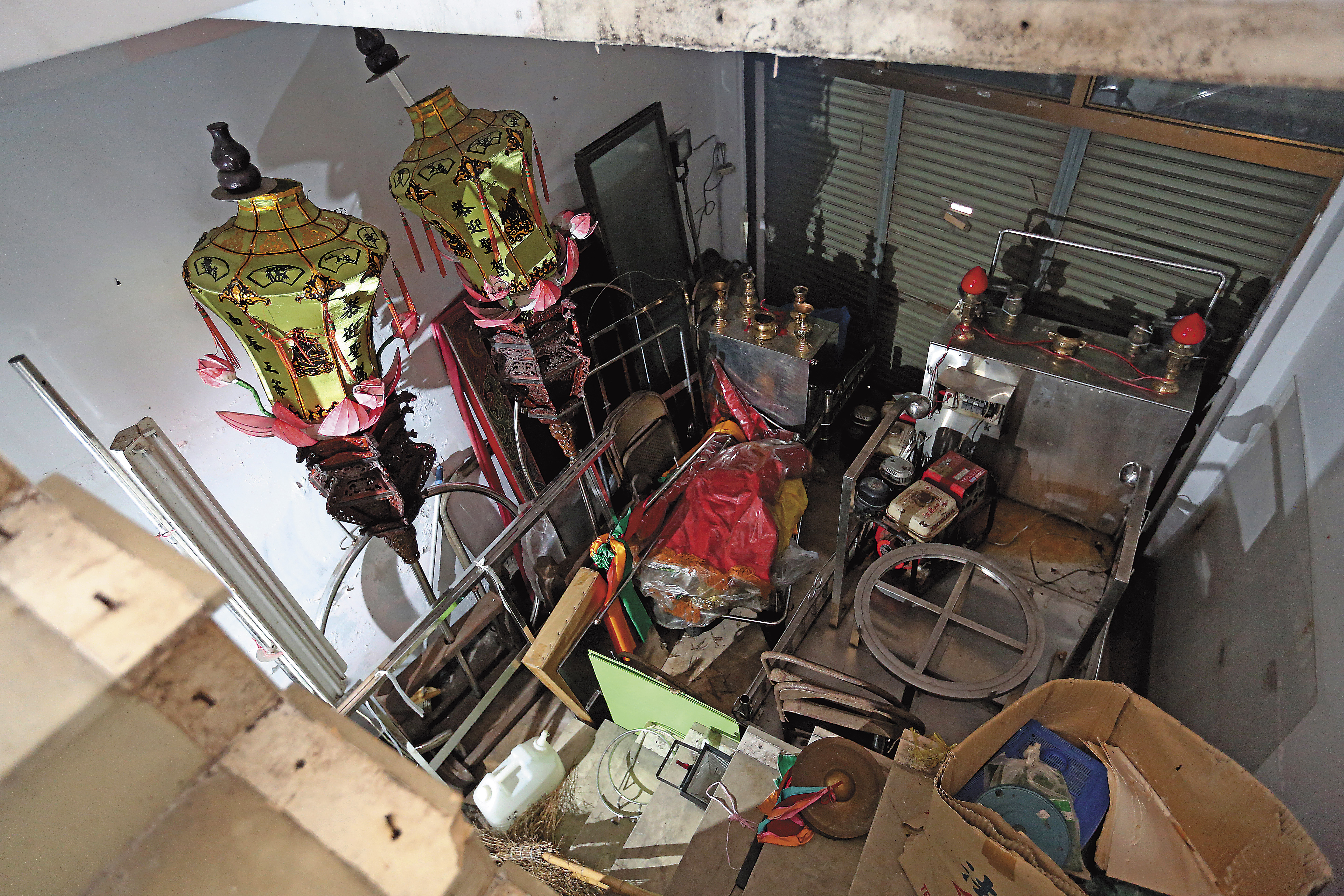 崔曉菁15年前慘死在家中客廳，如今堆滿宮廟雜物，透出一股古怪氛圍。