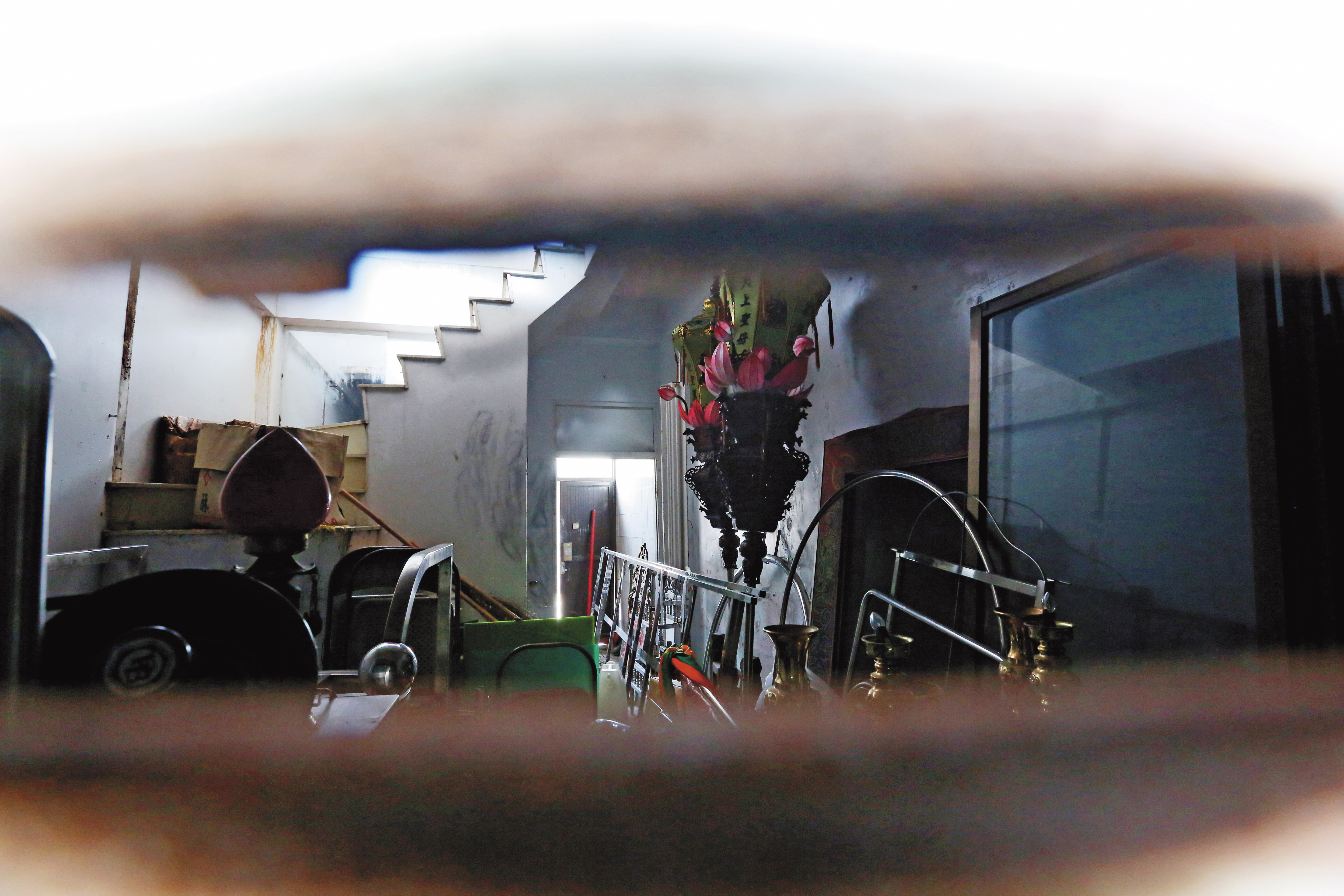 重返案發現場，從前門的投信口望進去滿是雜物。