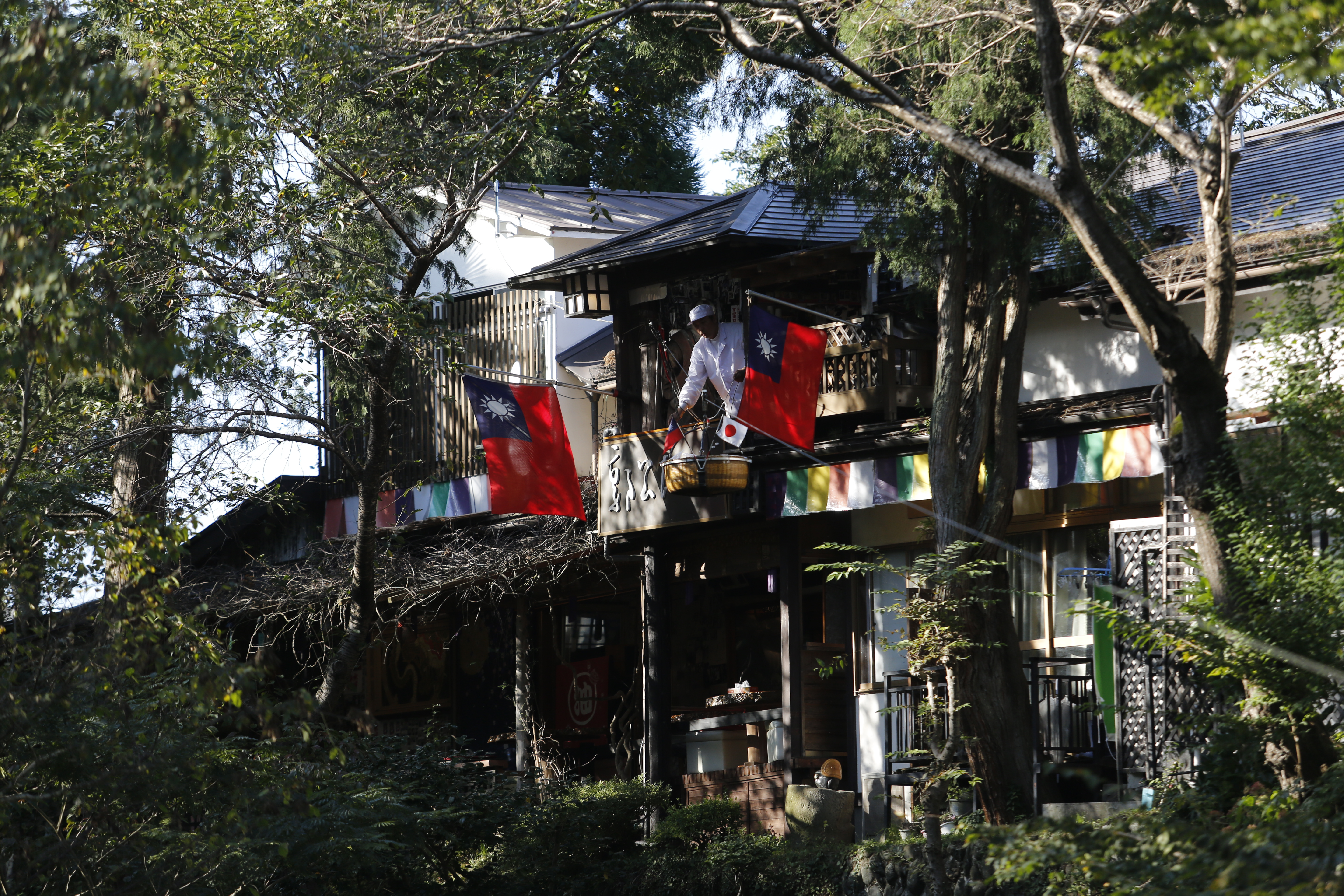 「郭公屋」有百餘年歷史，據說店名源自糰子從天「滑降（かっこう，音同郭公）」，老闆掛上國旗歡迎台灣客人。