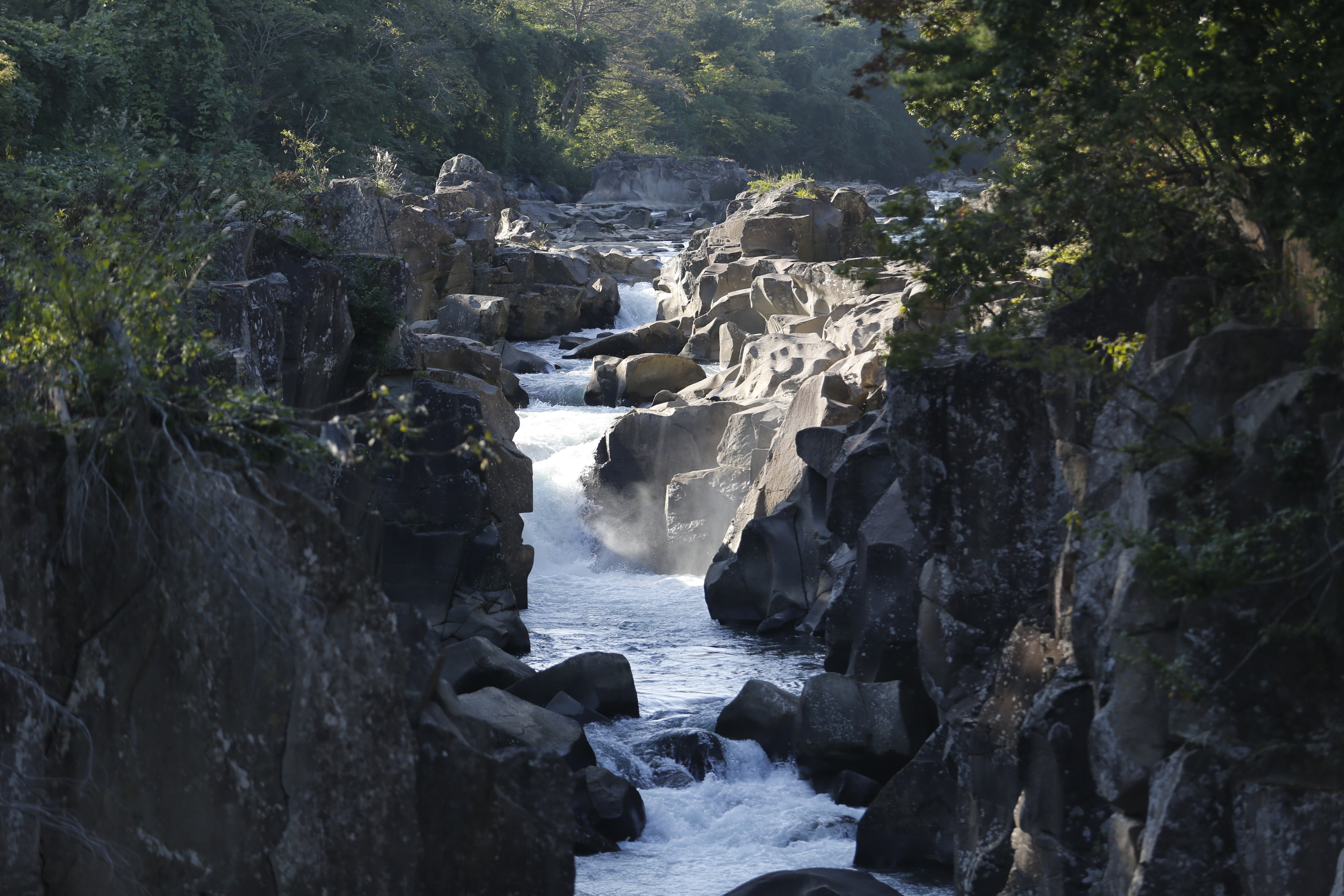 嚴美溪的白涓淙淙奔竄，陪襯嶙峋巨岩，氣勢撼人。