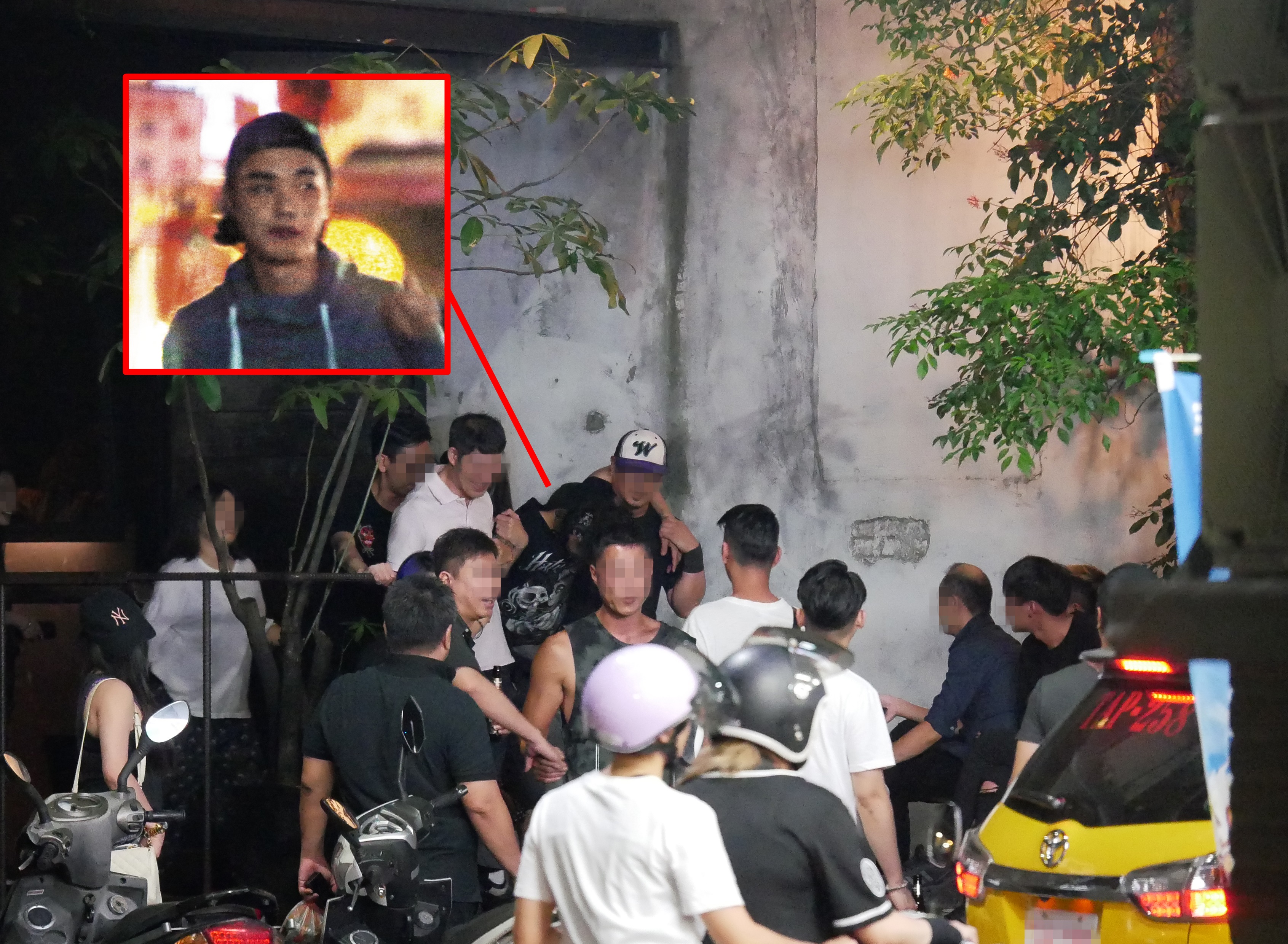 阿妹的男友Sam（紅框者）慶生喝得很茫，還需要人扶才能走。當晚他很守法，沒有自己開車。