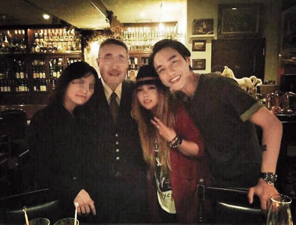 阿妹（右二）跟Sam（右一）愛得還算大方，可以同框、並且上網，非常願意接受外界祝福。（翻攝自網路）