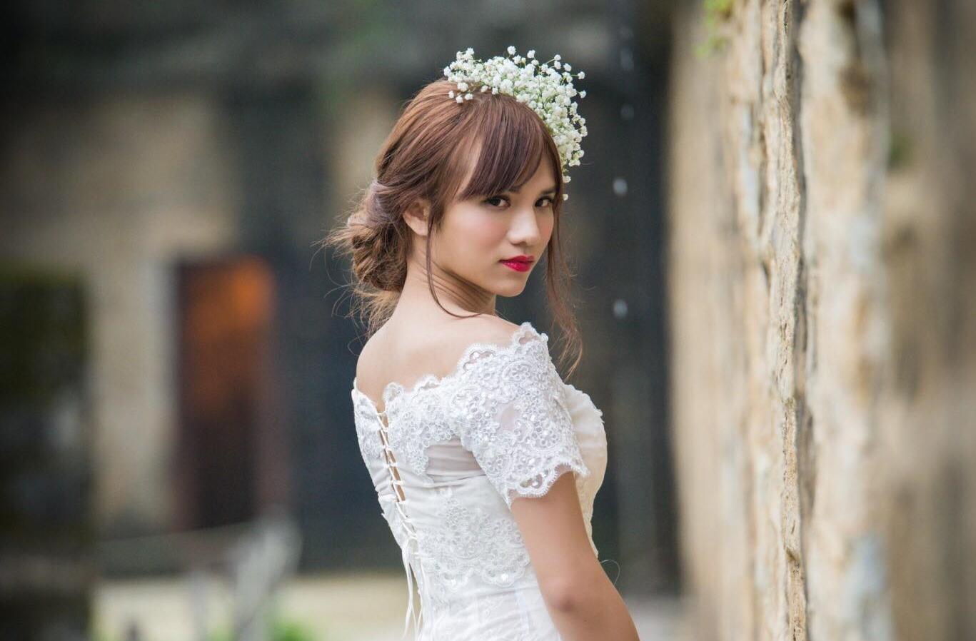 小A辣雖是偽娘，但吸引不少跟女性有關的廠商來合作，例如婚紗攝影、私處清洗液、接髮等。（翻攝自小A辣臉書）