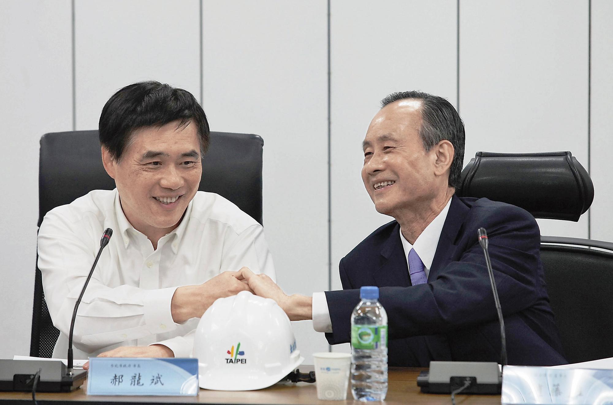 郝龍斌(左)擔任台北市長任內,市府核發遠雄集團大巨蛋建照,檢廉懷疑過程有弊,正追查哪些官員涉案。右為趙藤雄。(中央社)