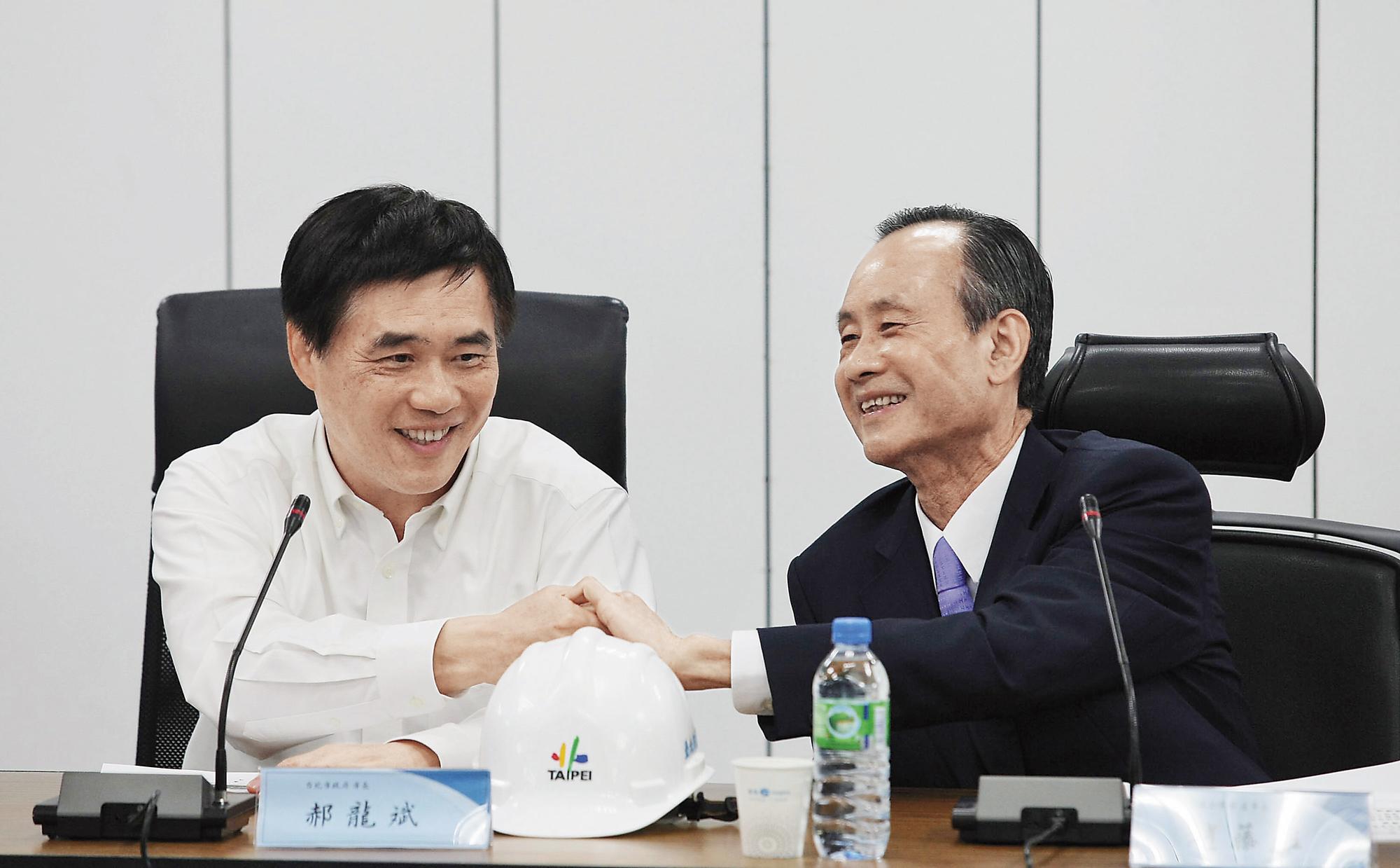 郝龍斌（左）擔任台北市長任內，市府核發遠雄集團大巨蛋建照，檢廉懷疑過程有弊，正追查哪些官員涉案。右為趙藤雄。（中央社）
