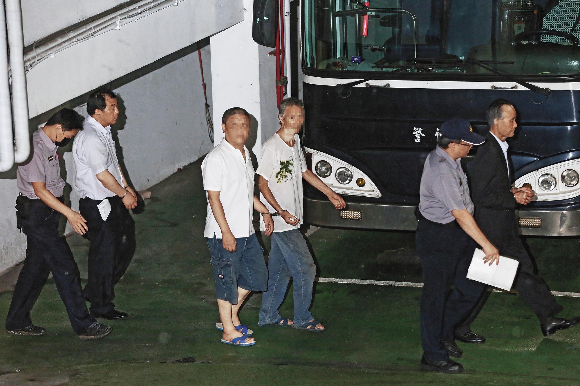 歷經60小時偵審，趙藤雄（右）與周勝考均被裁定羈押禁見。