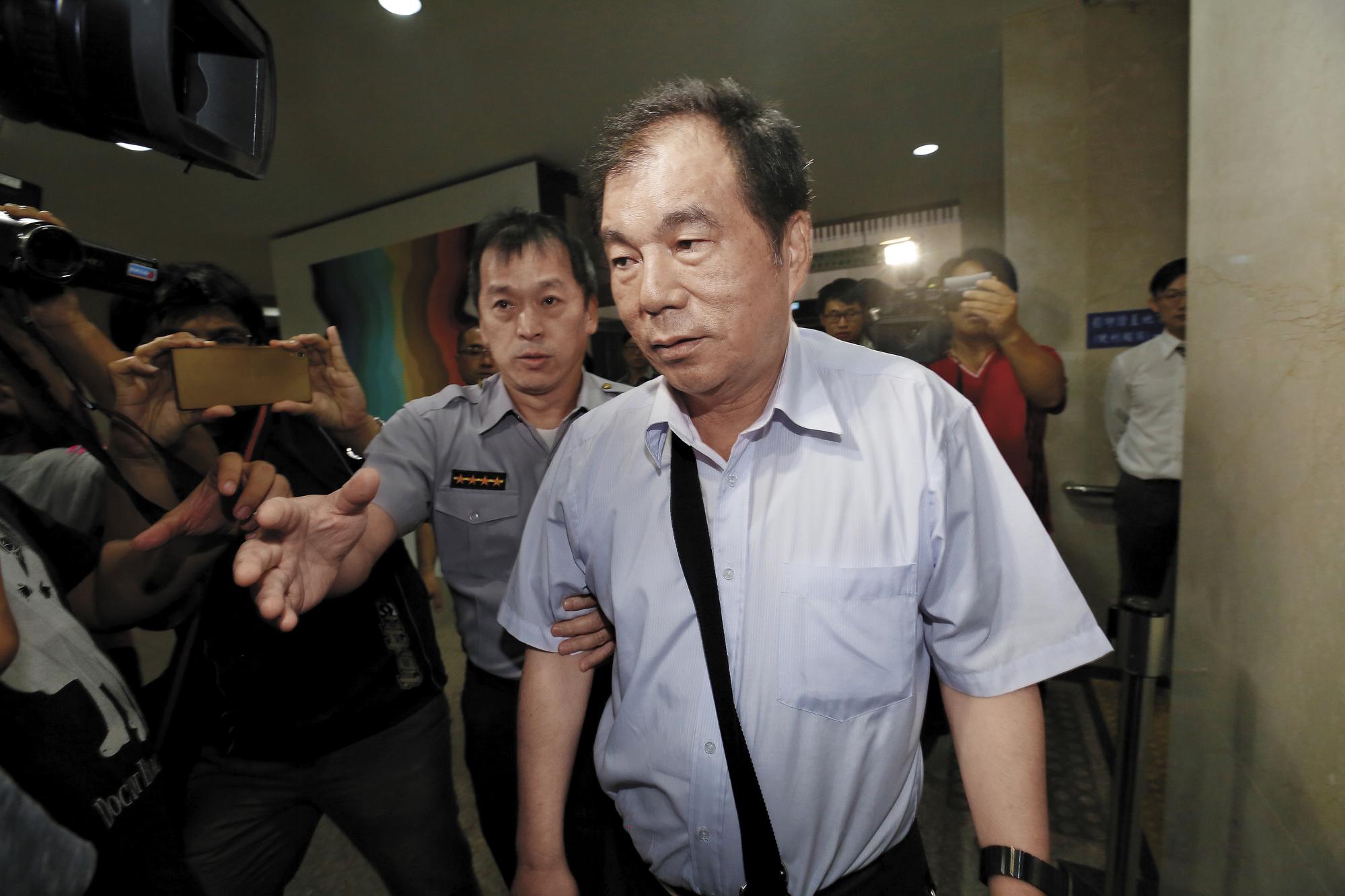 新北市議員周勝考疑擔任遠雄白手套，居間替趙藤雄疏通官員，訊後亦遭收押禁見。